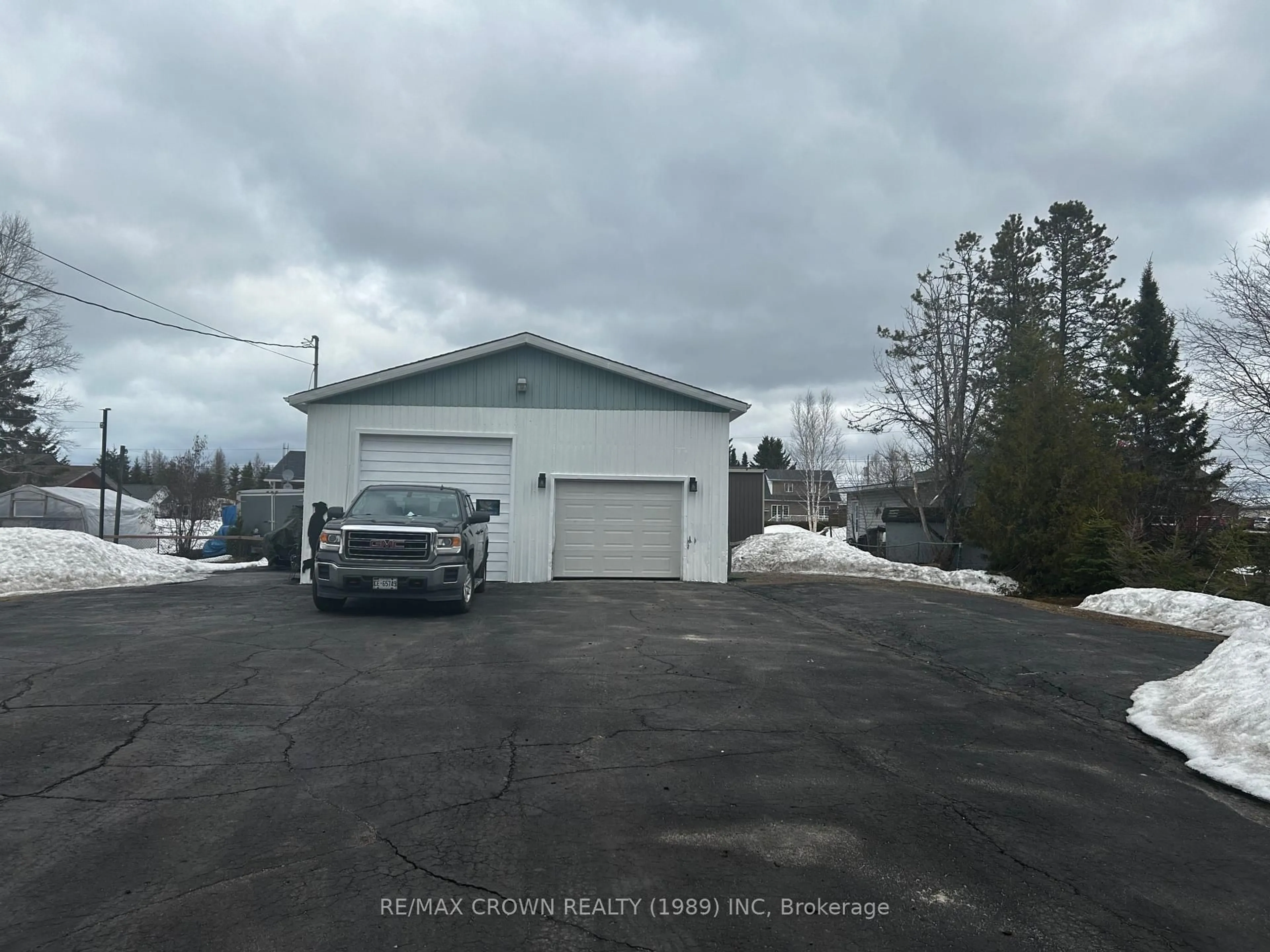 Indoor garage for 37 Leonard Moonbeam Ave, Kapuskasing Ontario P0L 1V0