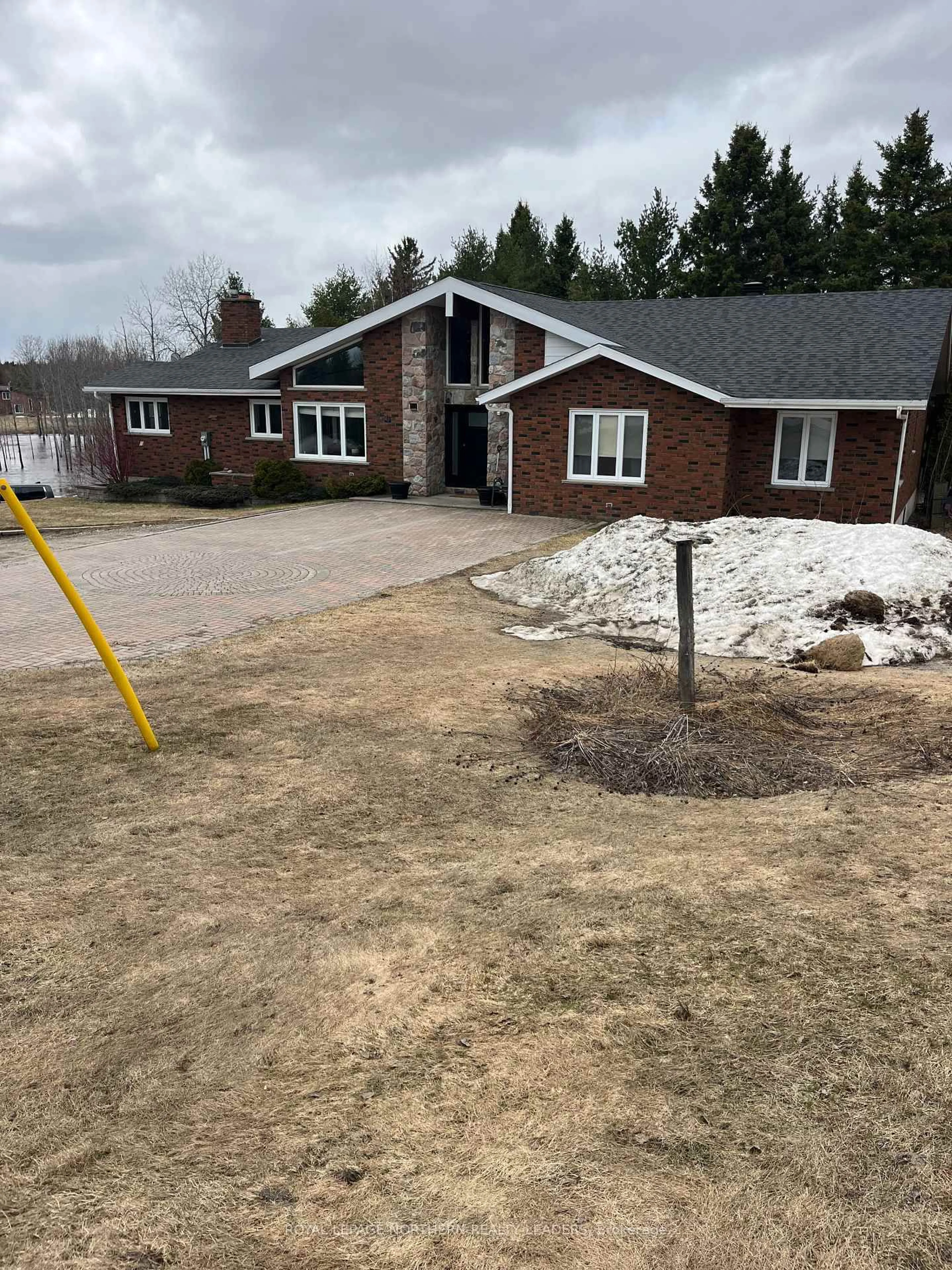 A pic from outside/outdoor area/front of a property/back of a property/a pic from drone, building for 450 Dalton Rd, Timmins Ontario P4N 7C2