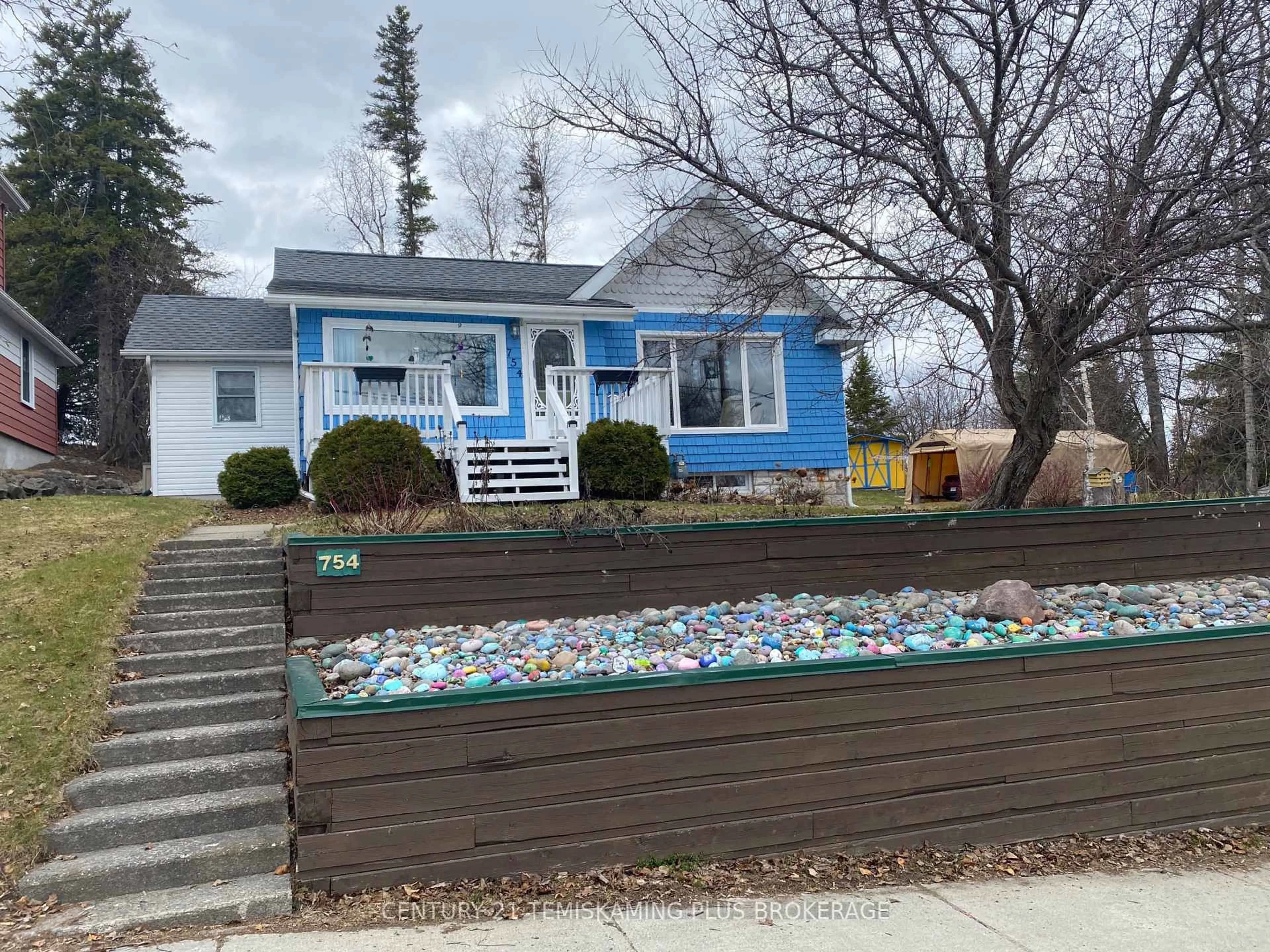 Home with vinyl exterior material, street for 754 Latchford St, Temiskaming Shores Ontario P0J 1K0