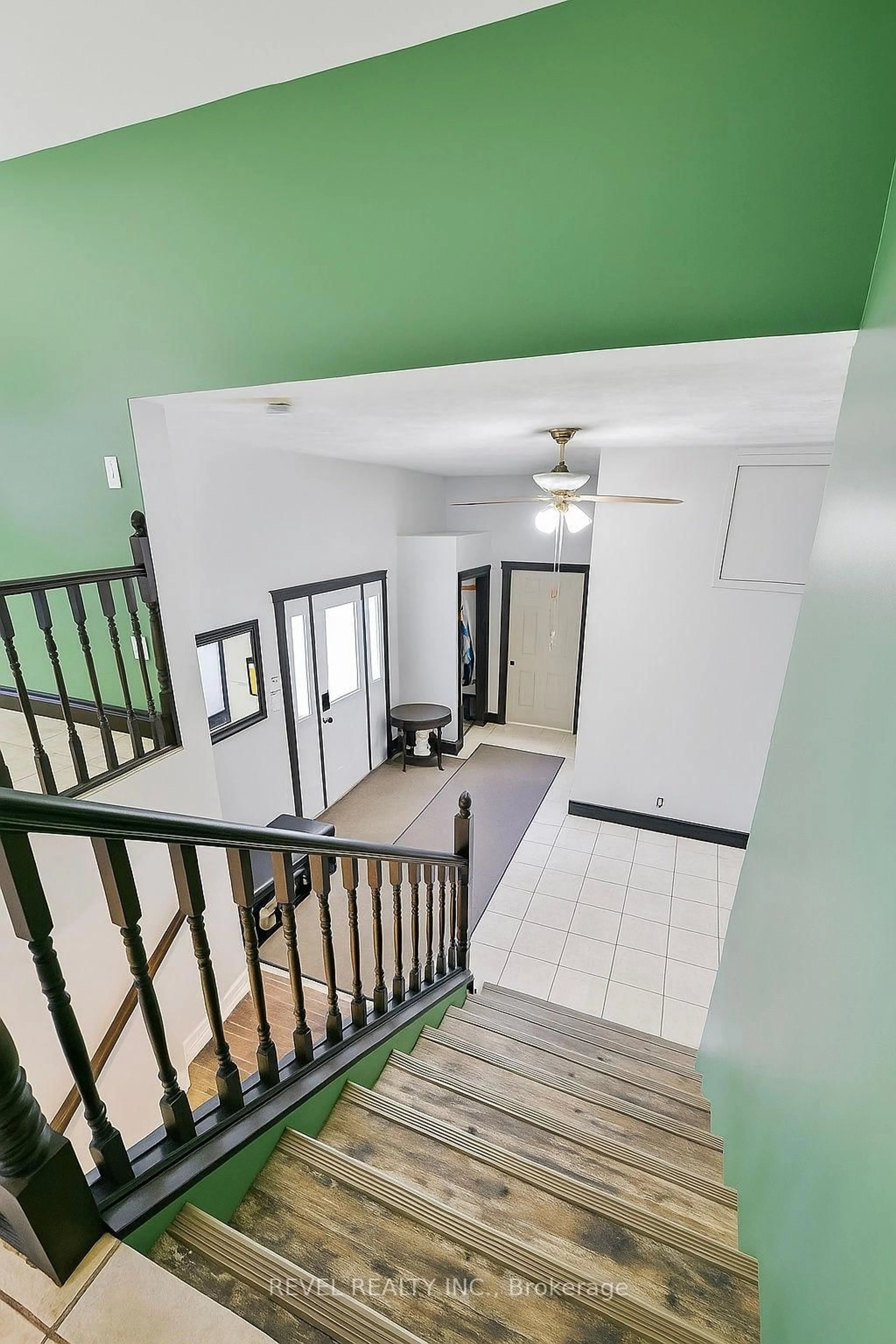 Indoor foyer for 2449 Kraft Creek Rd, Timmins Ontario P4N 7C3