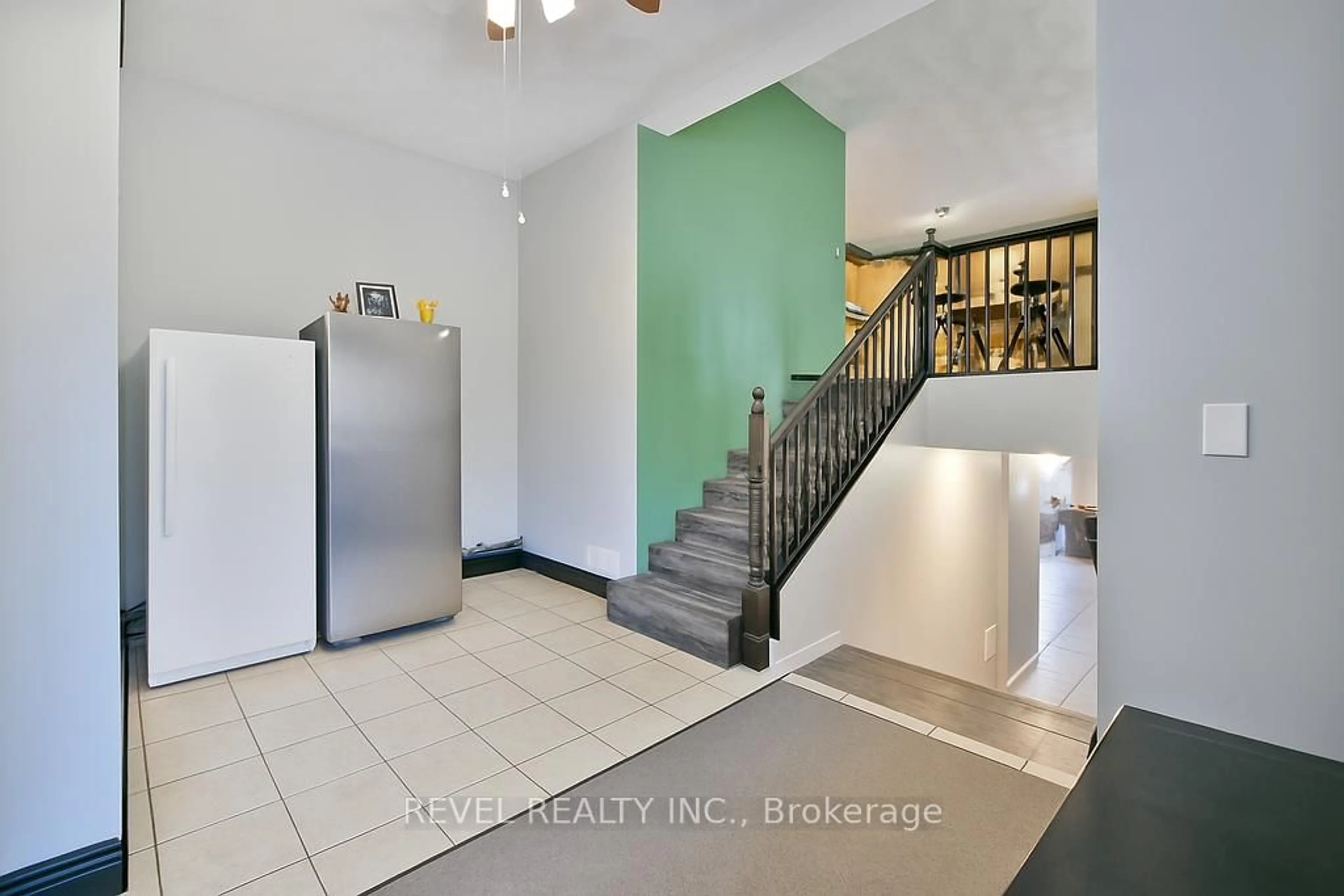Indoor entryway for 2449 Kraft Creek Rd, Timmins Ontario P4N 7C3