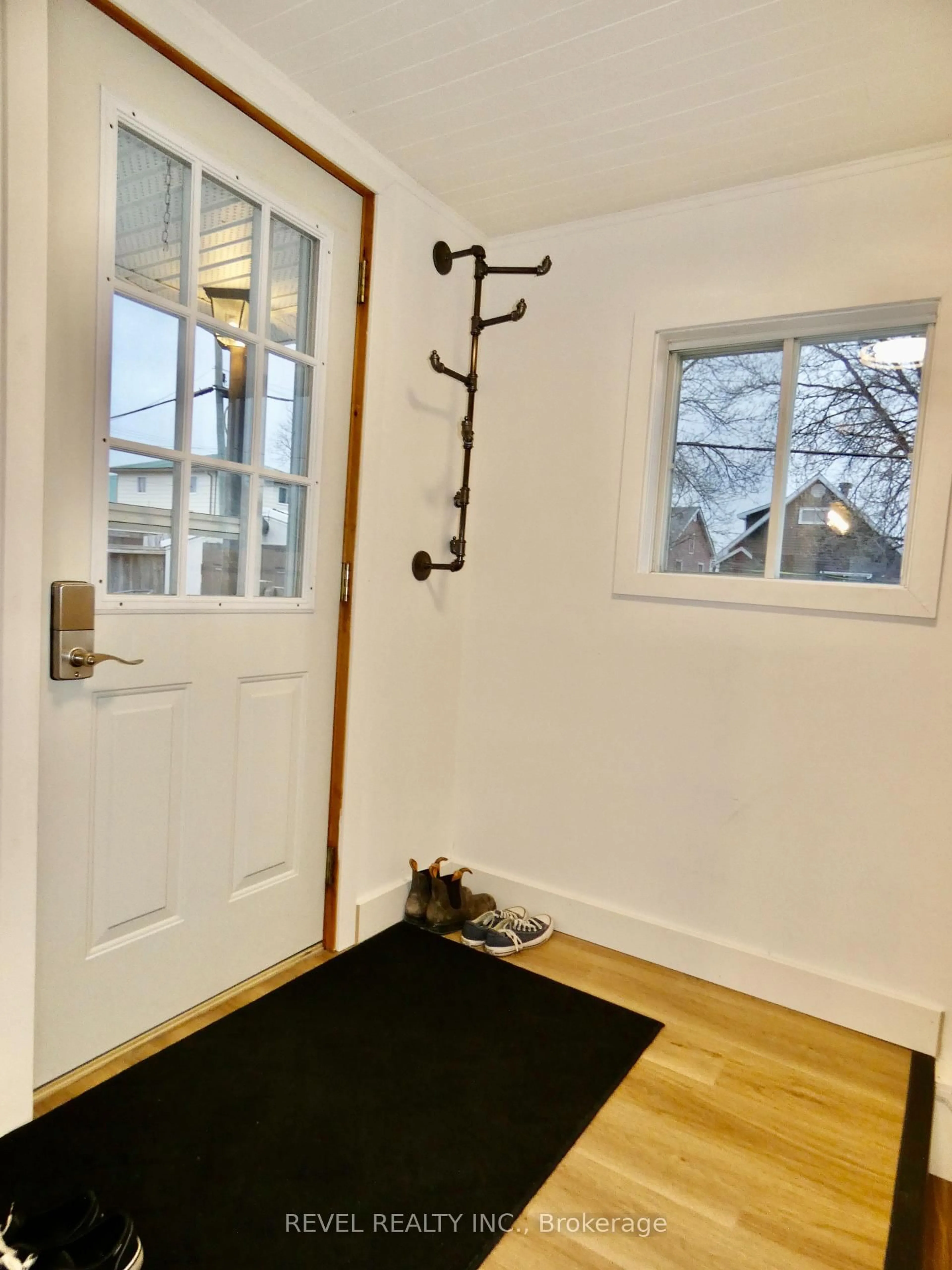 Indoor entryway for 104 Cecil Ave, Timmins Ontario P0N 1H0