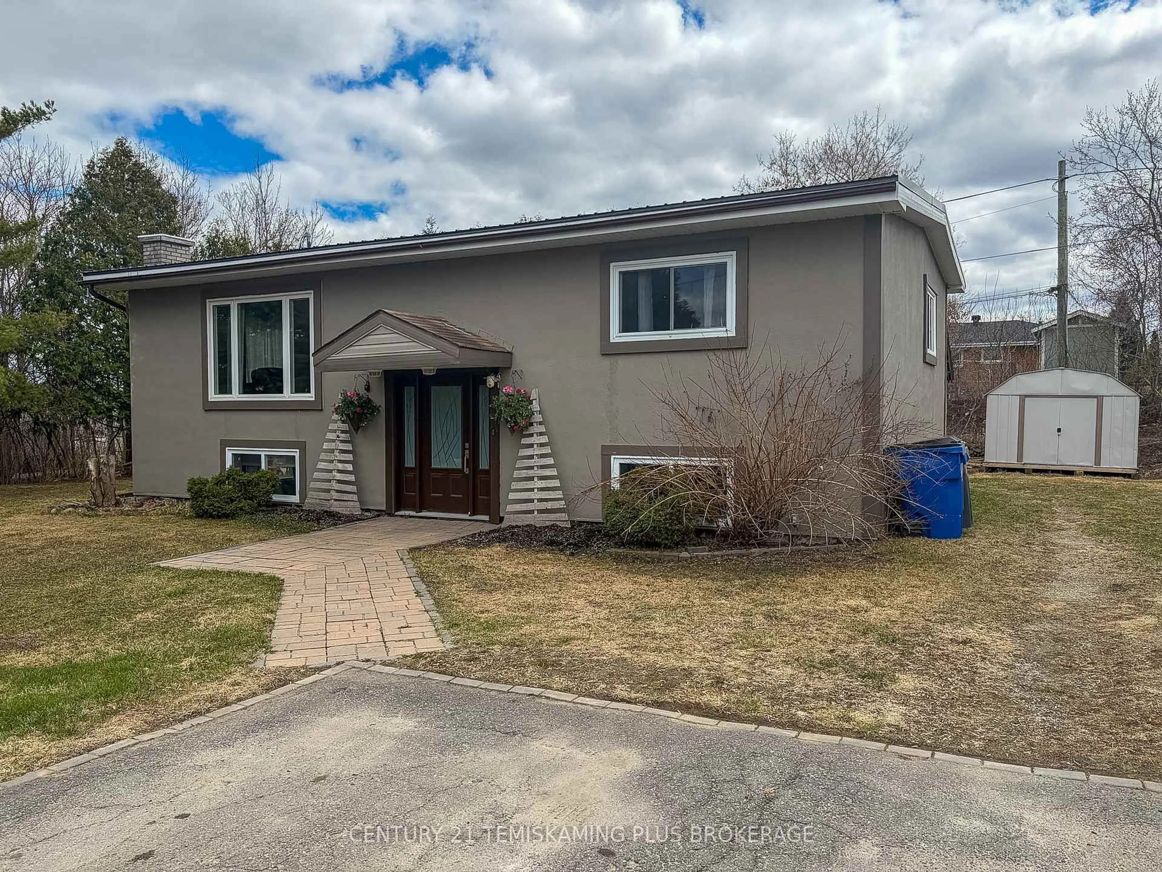Home with vinyl exterior material, street for 494 Amwell St, Temiskaming Shores Ontario P0J 1K0