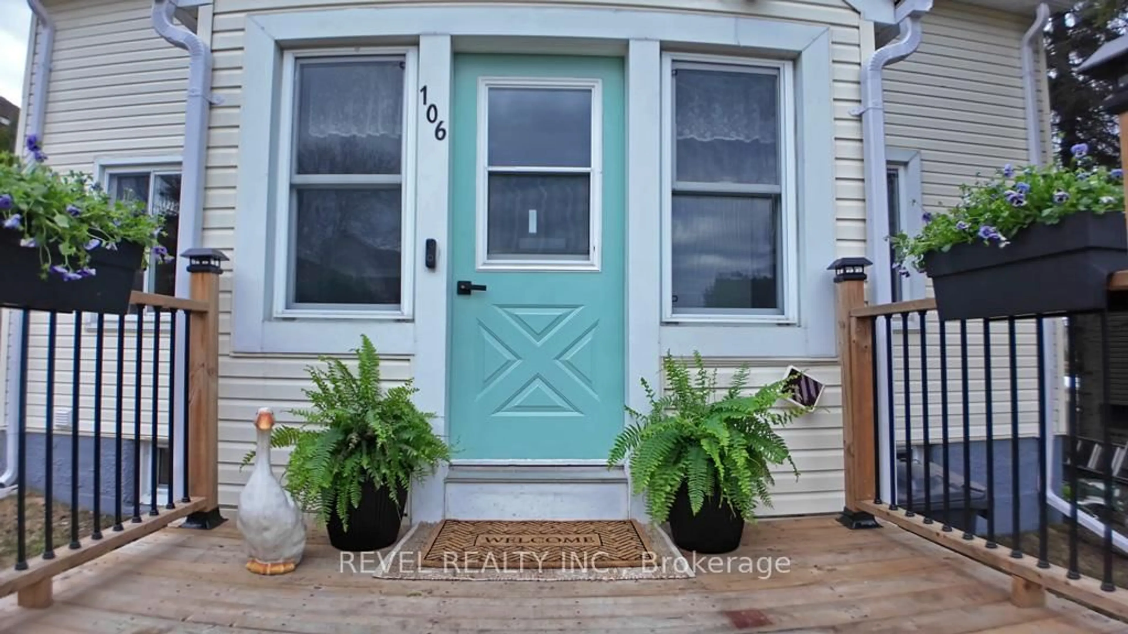 Indoor entryway for 106 Devonshire Ave, Iroquois Falls Ontario P0K 1E0