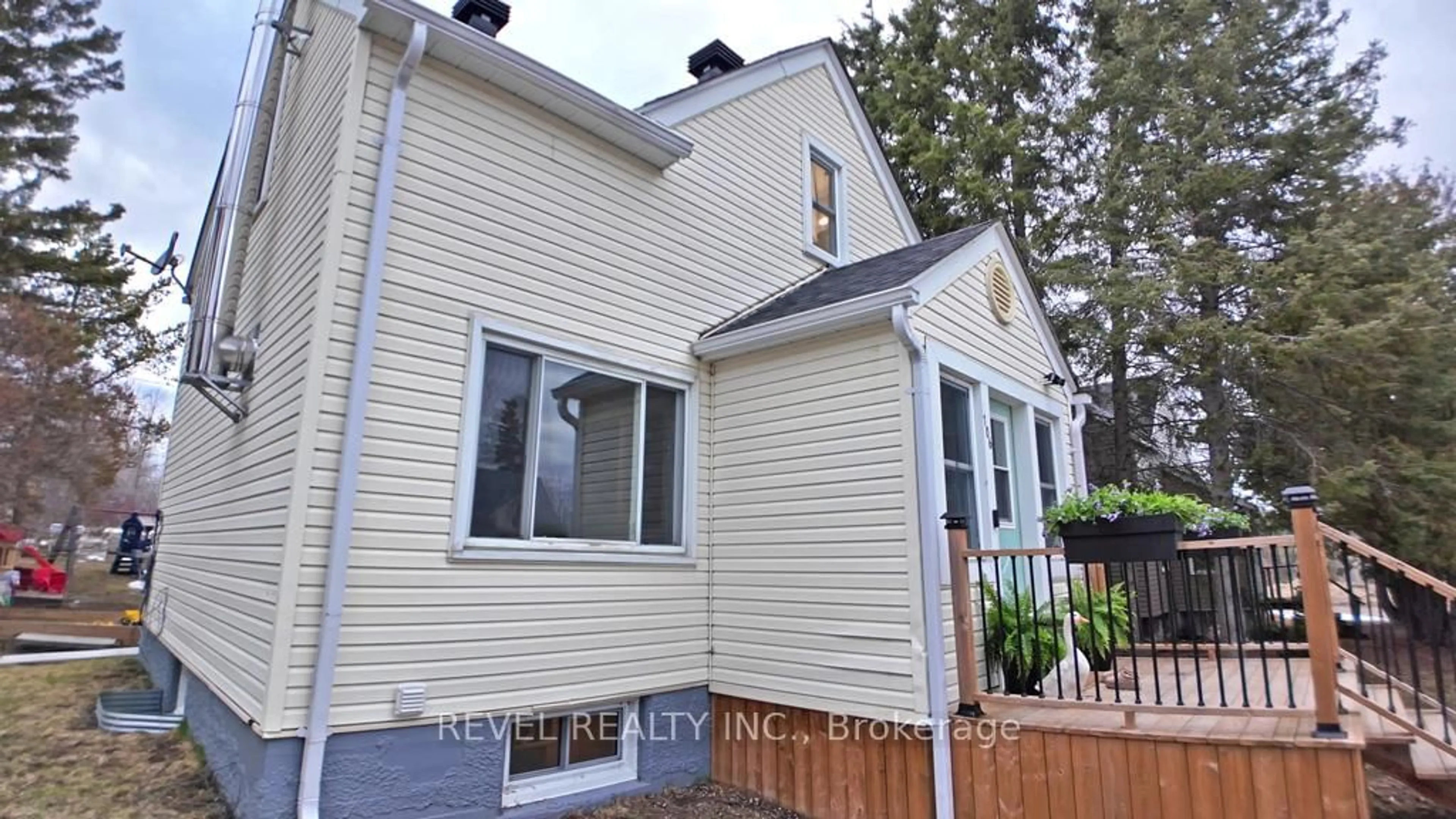 Home with vinyl exterior material, street for 106 Devonshire Ave, Iroquois Falls Ontario P0K 1E0