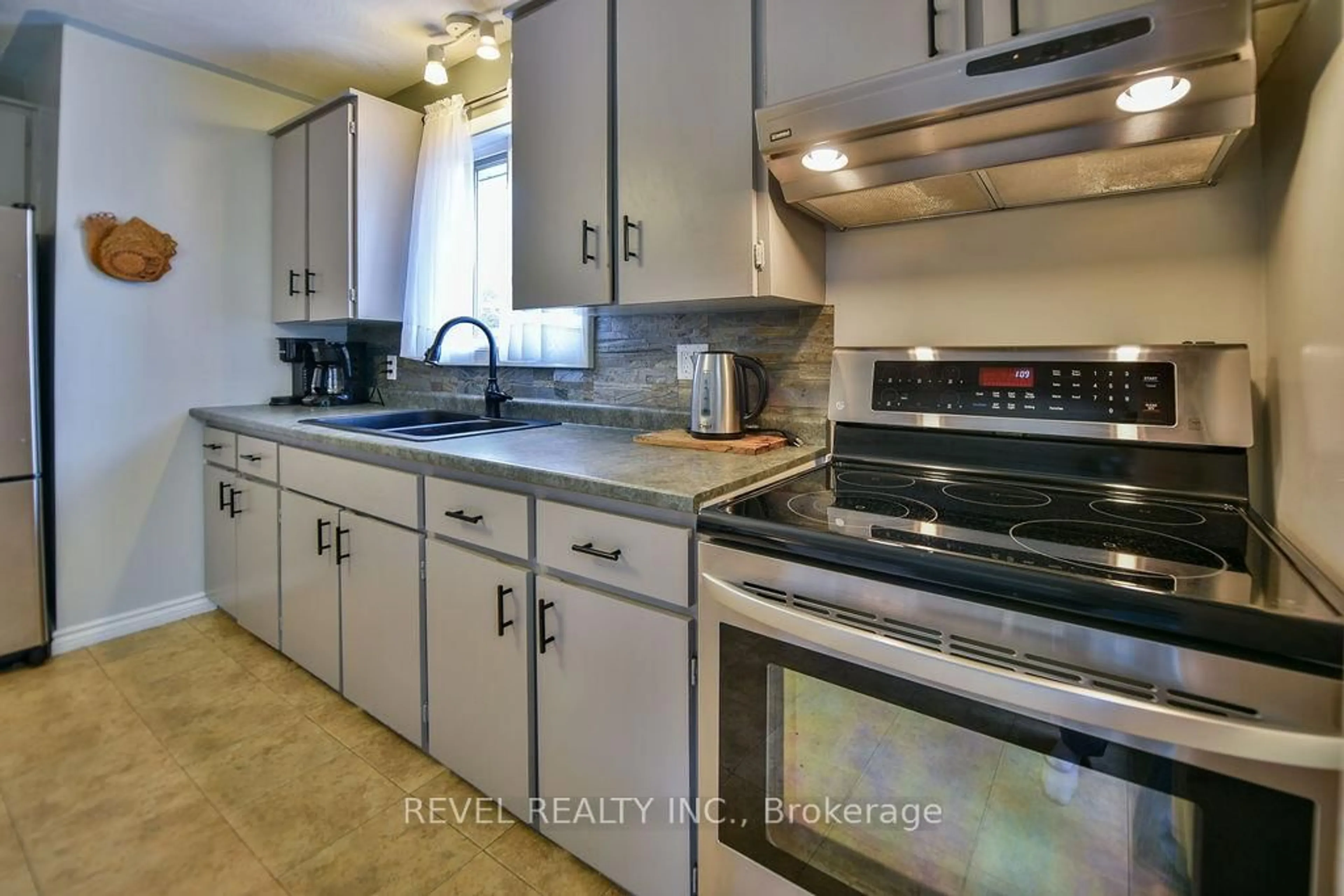 Standard kitchen, ceramic/tile floor for 100 Brock Ave, Timmins Ontario P4N 7P1