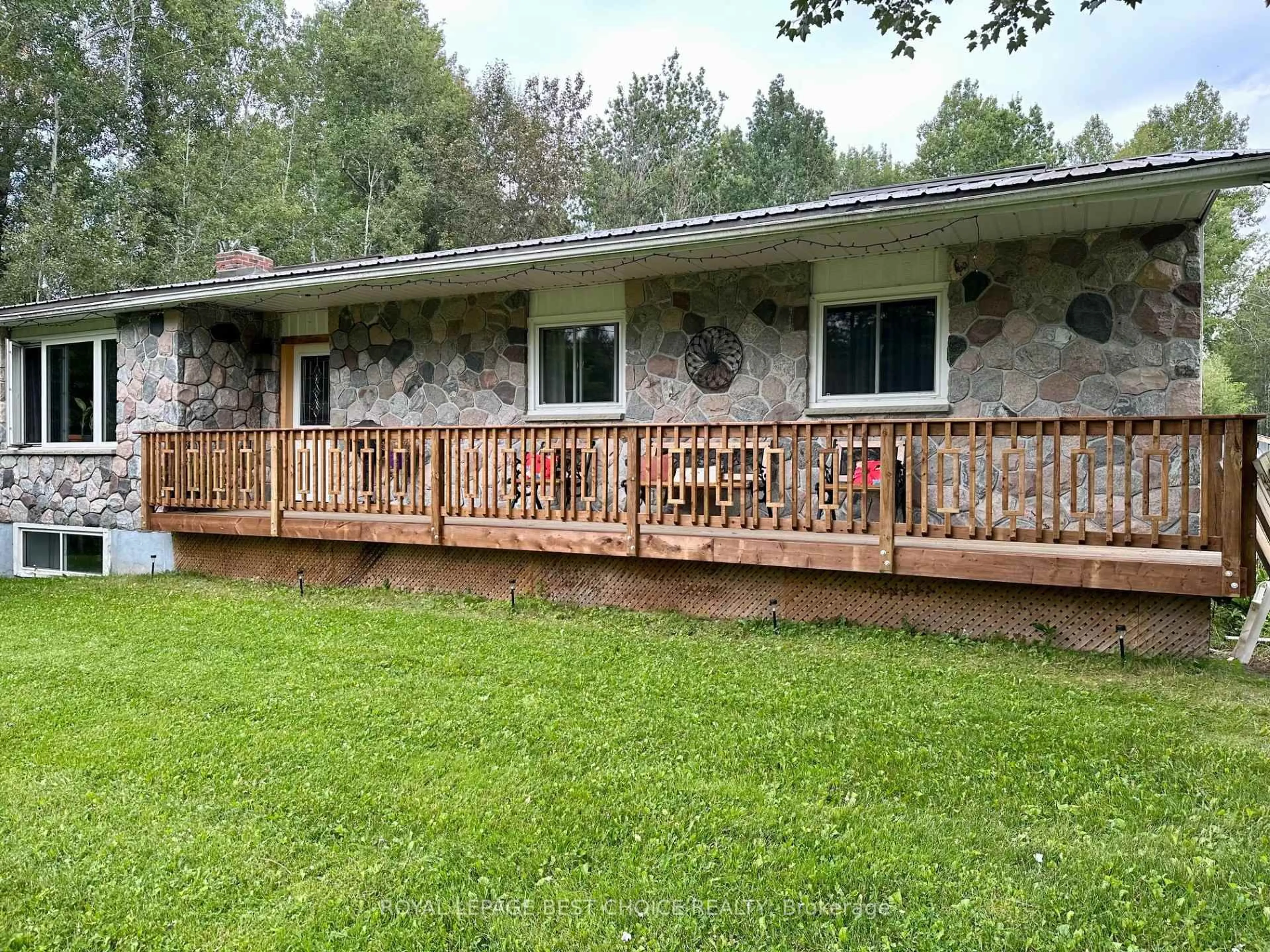 A pic from outside/outdoor area/front of a property/back of a property/a pic from drone, unknown for 69 First St, Englehart Ontario P0J 1H0