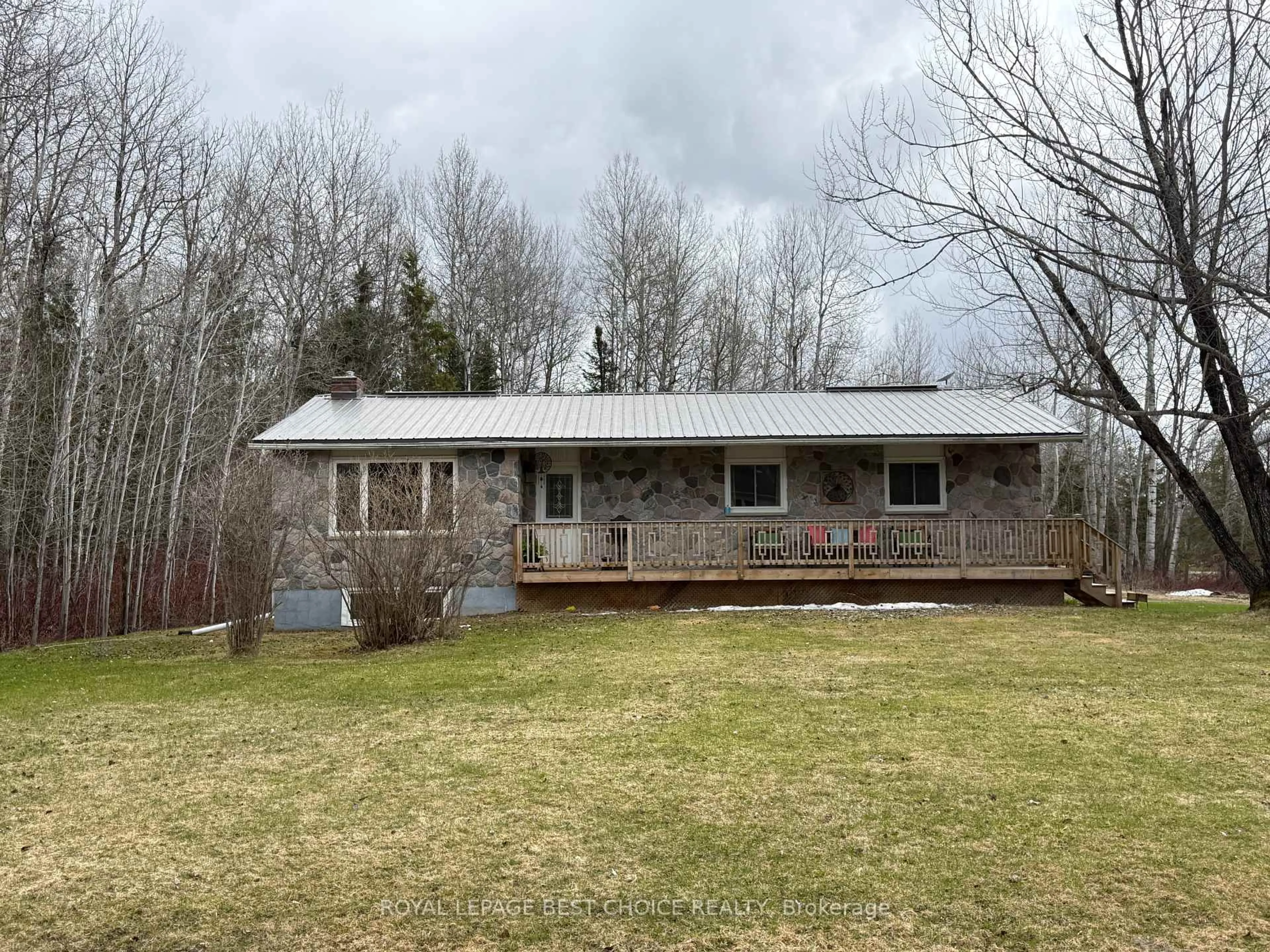 A pic from outside/outdoor area/front of a property/back of a property/a pic from drone, unknown for 69 First St, Englehart Ontario P0J 1H0