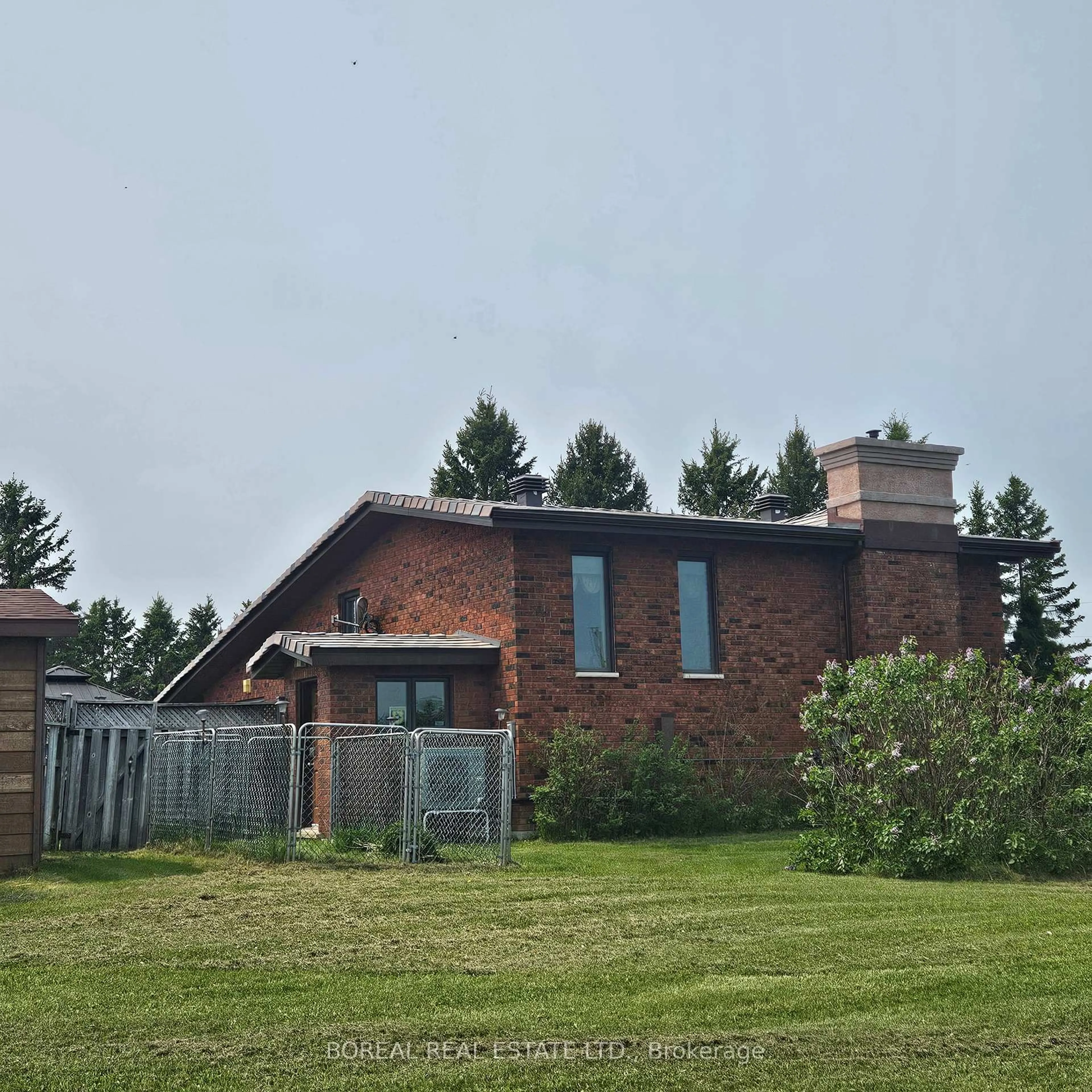 Home with brick exterior material, building for 1272 Con 2 & 3, Cochrane Ontario P0L 1C0