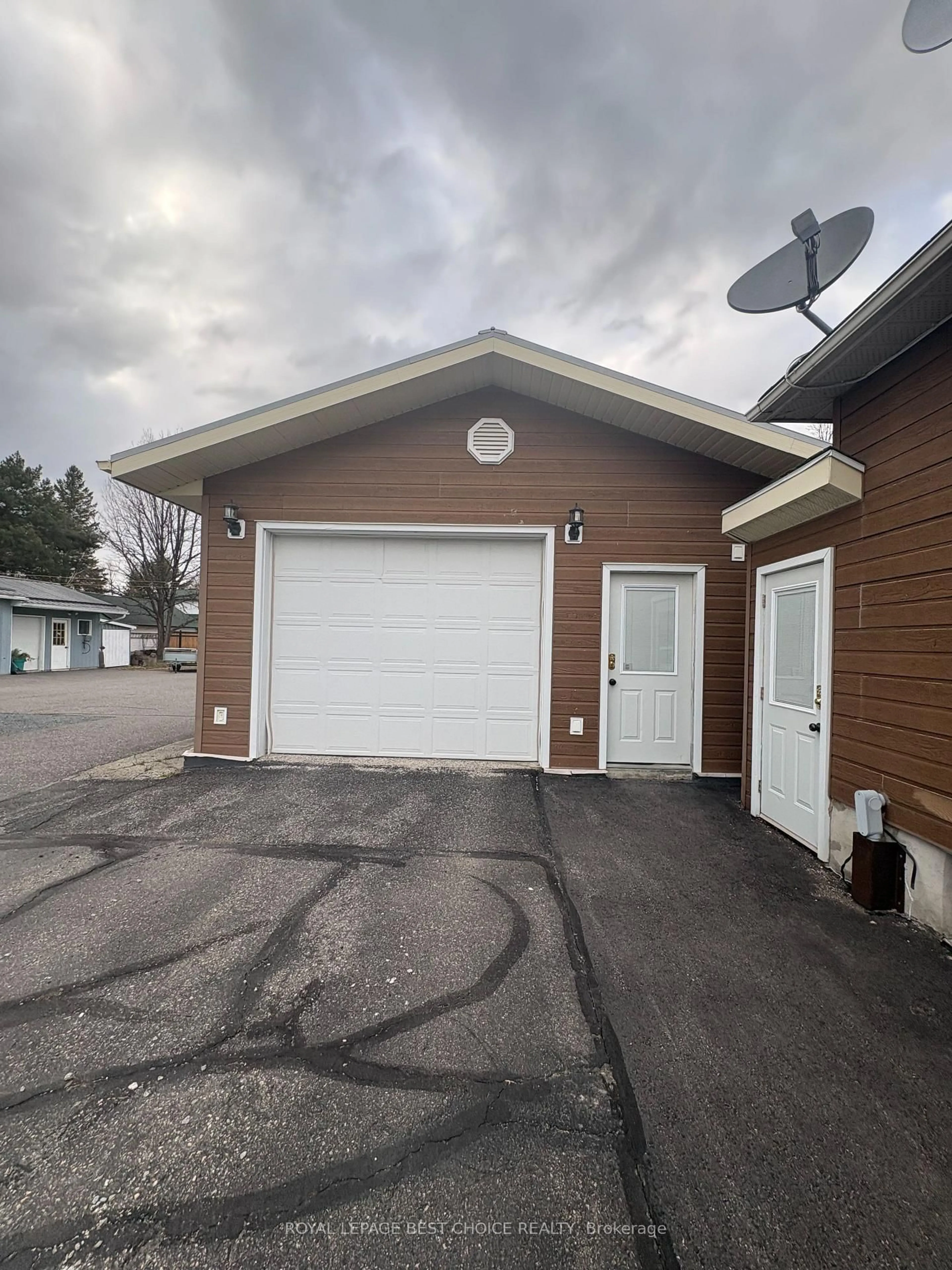 Indoor garage for 23 Ninth Ave, Englehart Ontario P0J 1H0