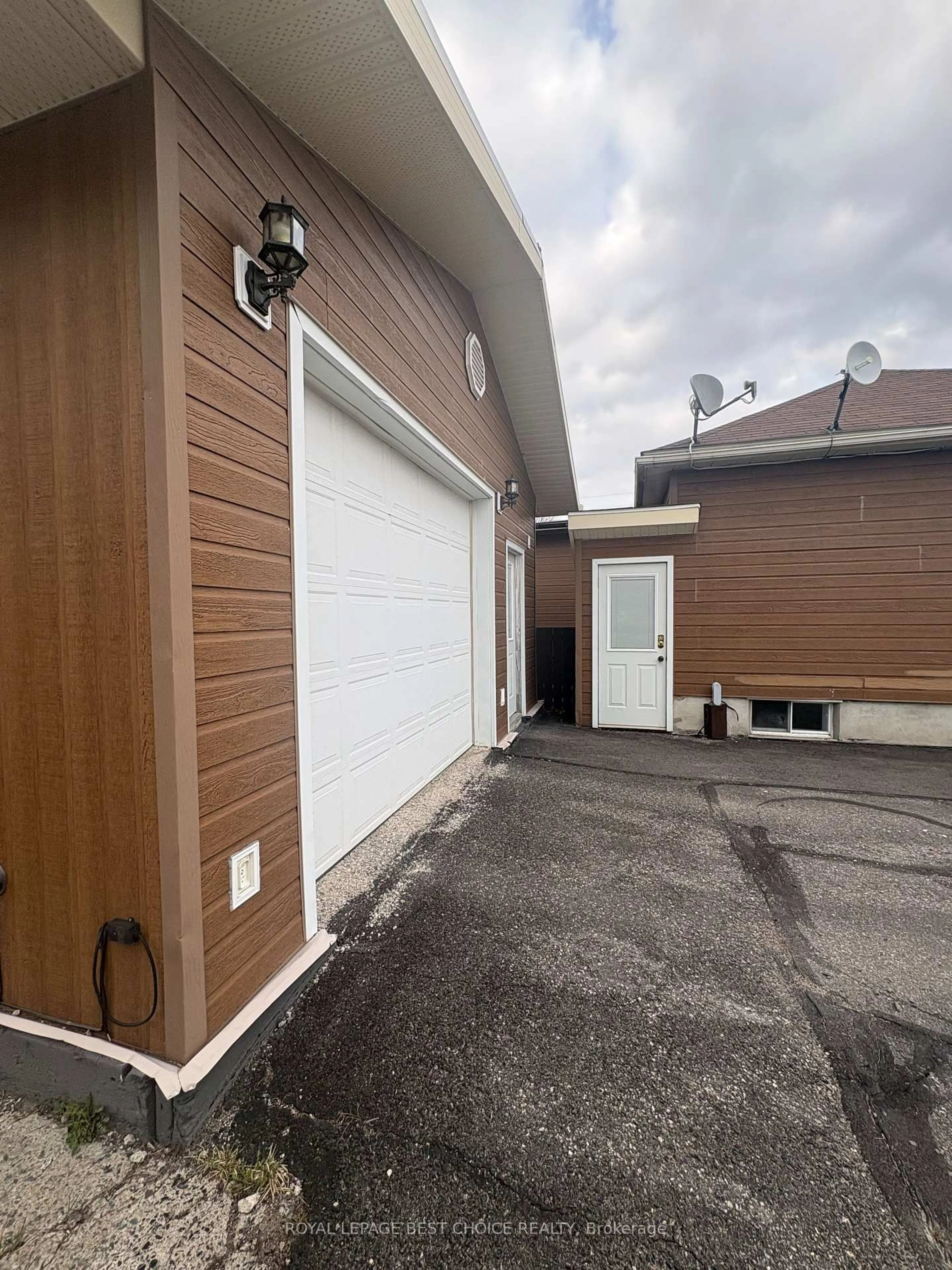 Indoor garage for 23 Ninth Ave, Englehart Ontario P0J 1H0