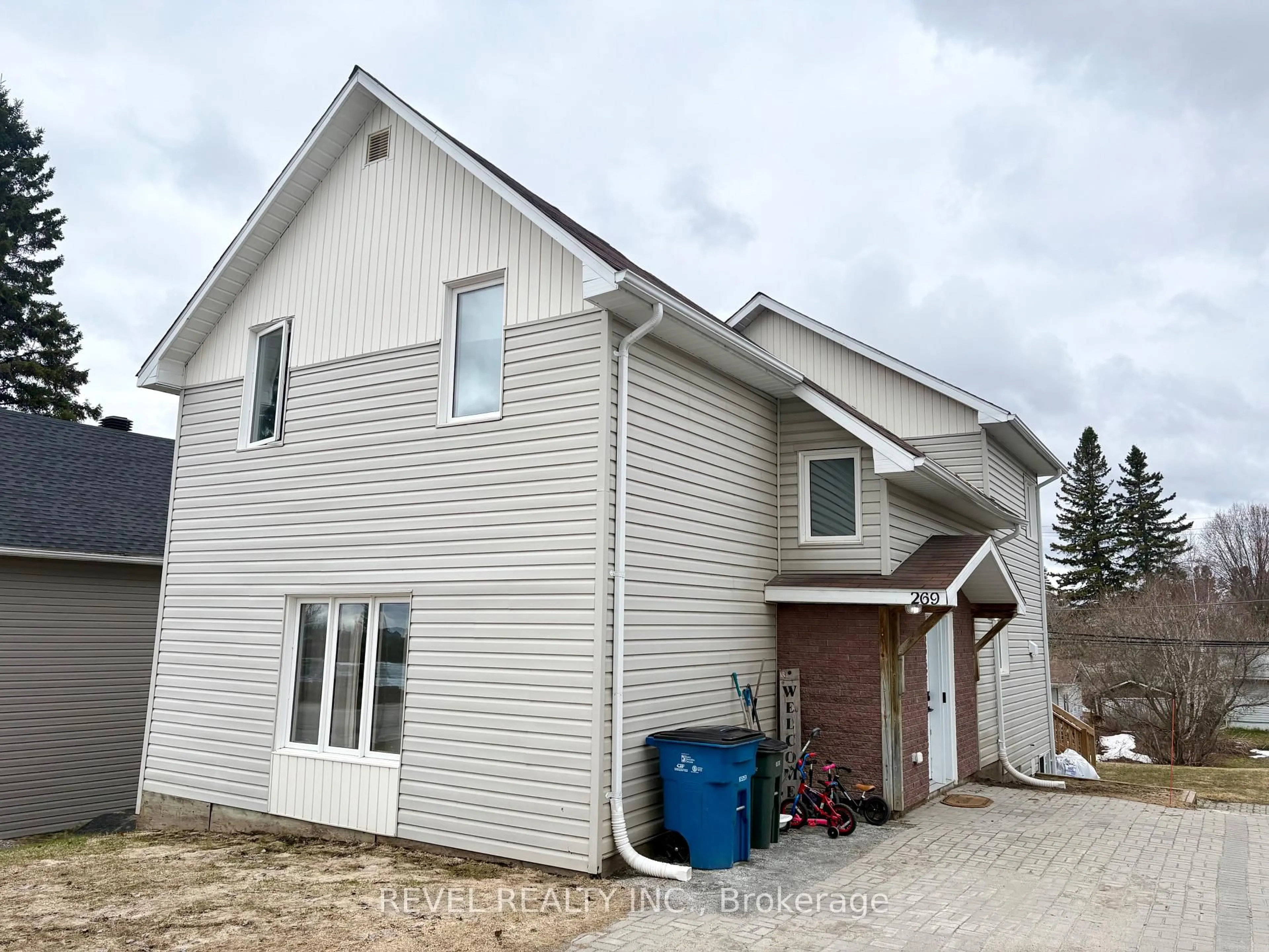 Home with vinyl exterior material, building for 269 Sixth Ave, Cochrane Ontario P0L 1C0