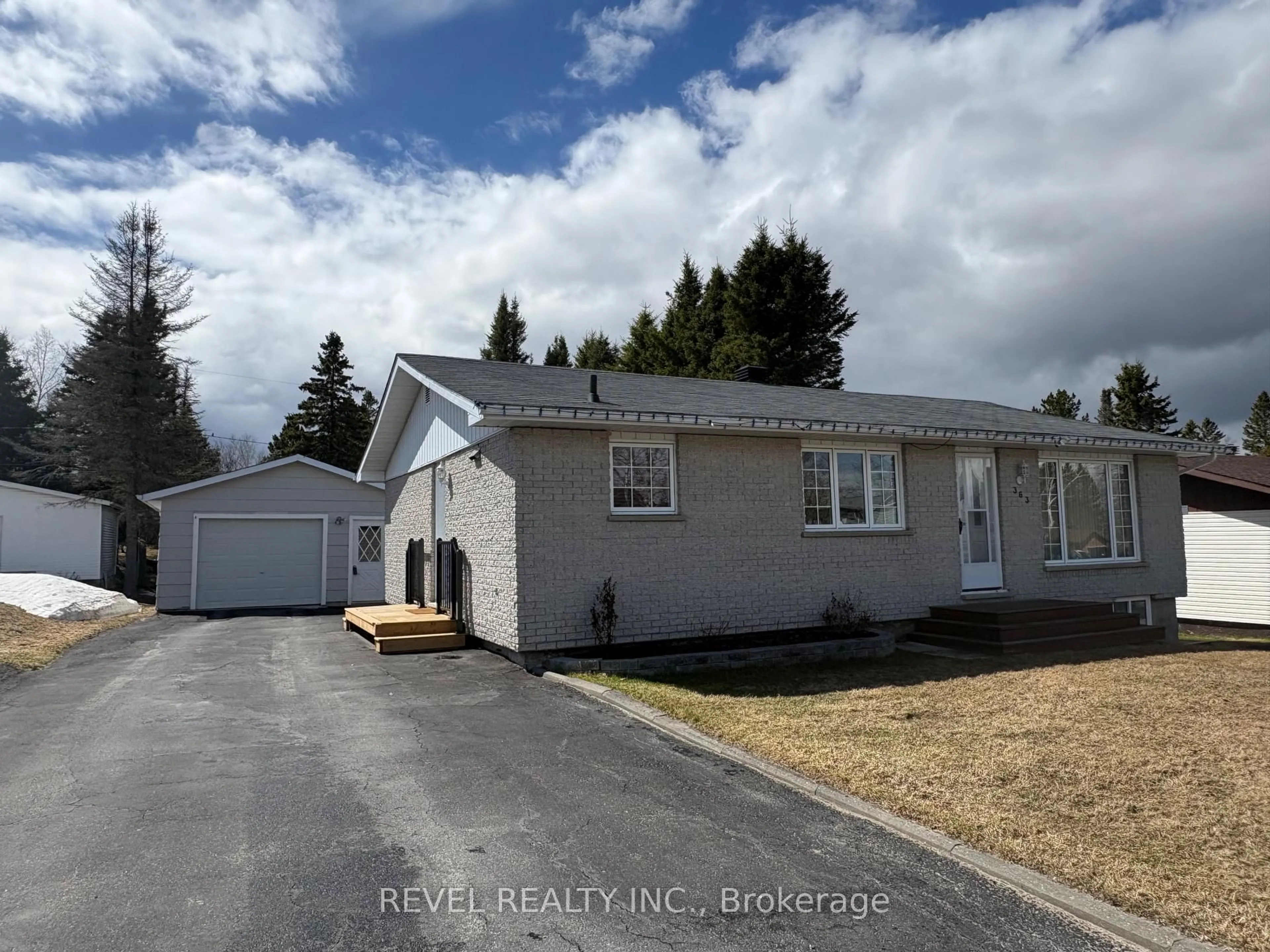 Home with vinyl exterior material, street for 363 Thirteenth Ave, Cochrane Ontario P0L 1C0