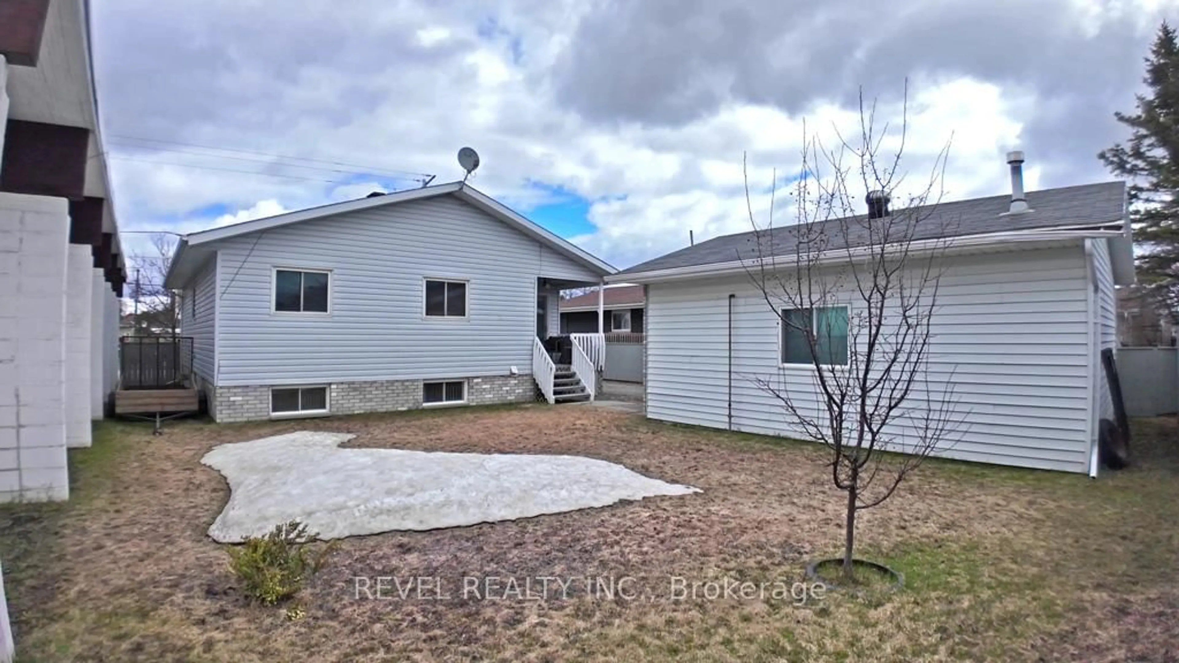 Home with vinyl exterior material, street for 101 Bloor Ave, Timmins Ontario P0N 1H0
