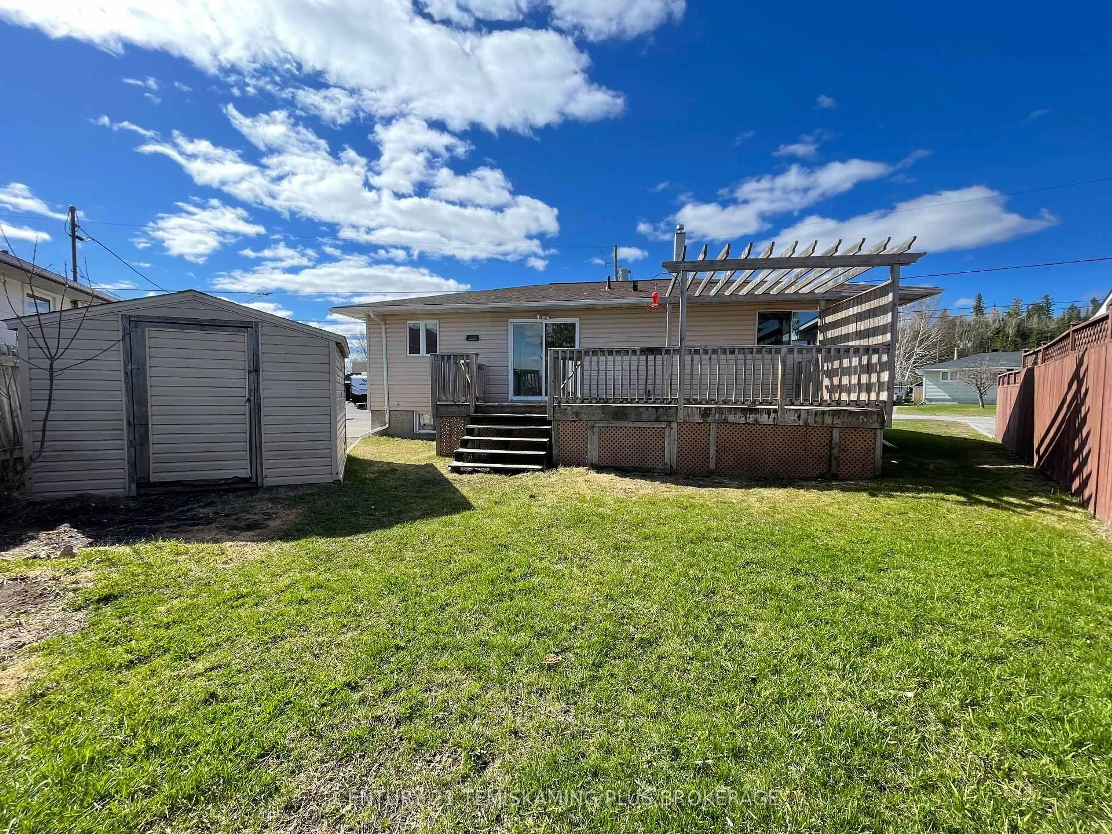 A pic from outside/outdoor area/front of a property/back of a property/a pic from drone, water/lake/river/ocean view for 487 Ross Ave, Temiskaming Shores Ontario P0J 1P0