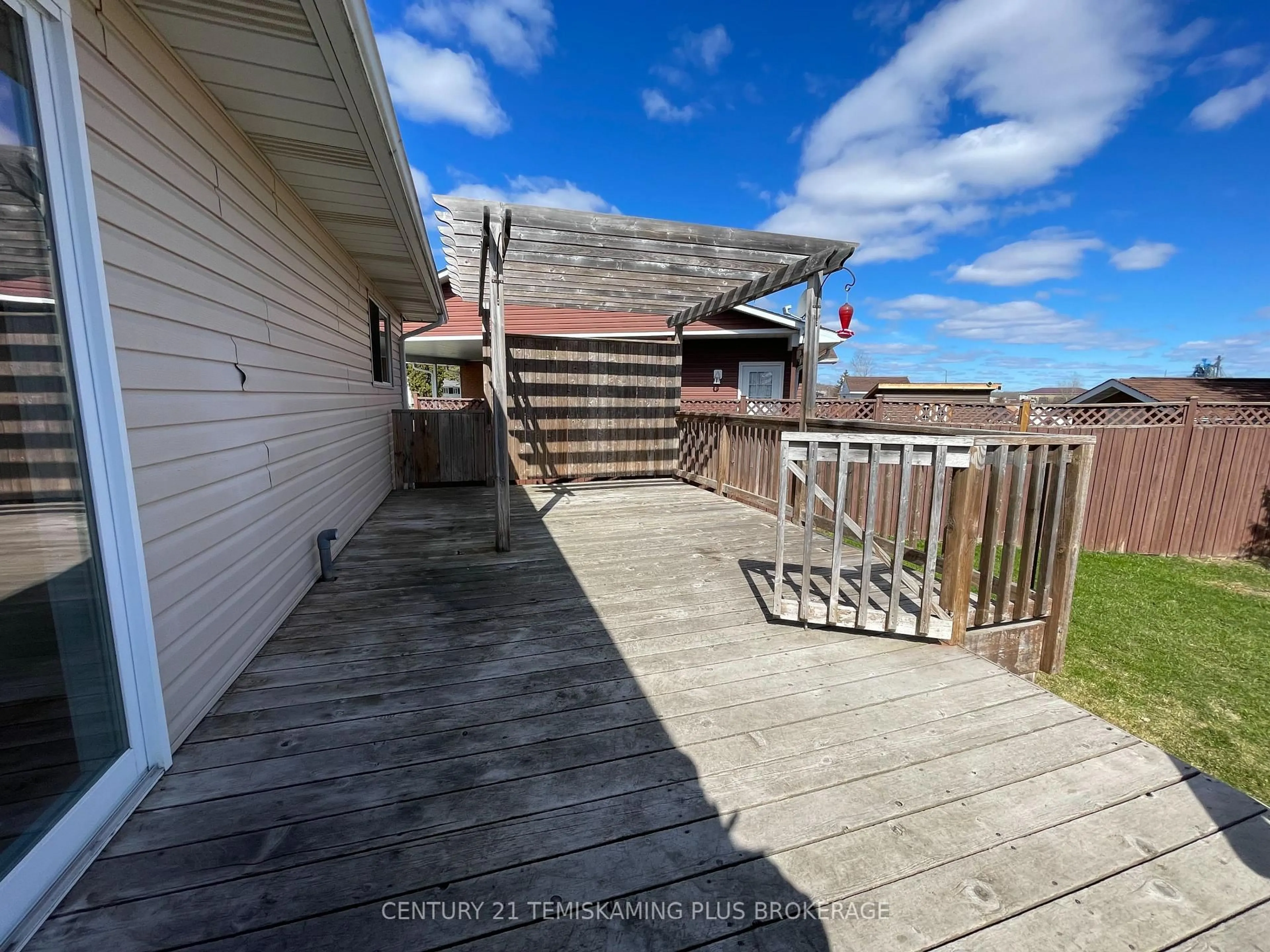 A pic from outside/outdoor area/front of a property/back of a property/a pic from drone, water/lake/river/ocean view for 487 Ross Ave, Temiskaming Shores Ontario P0J 1P0