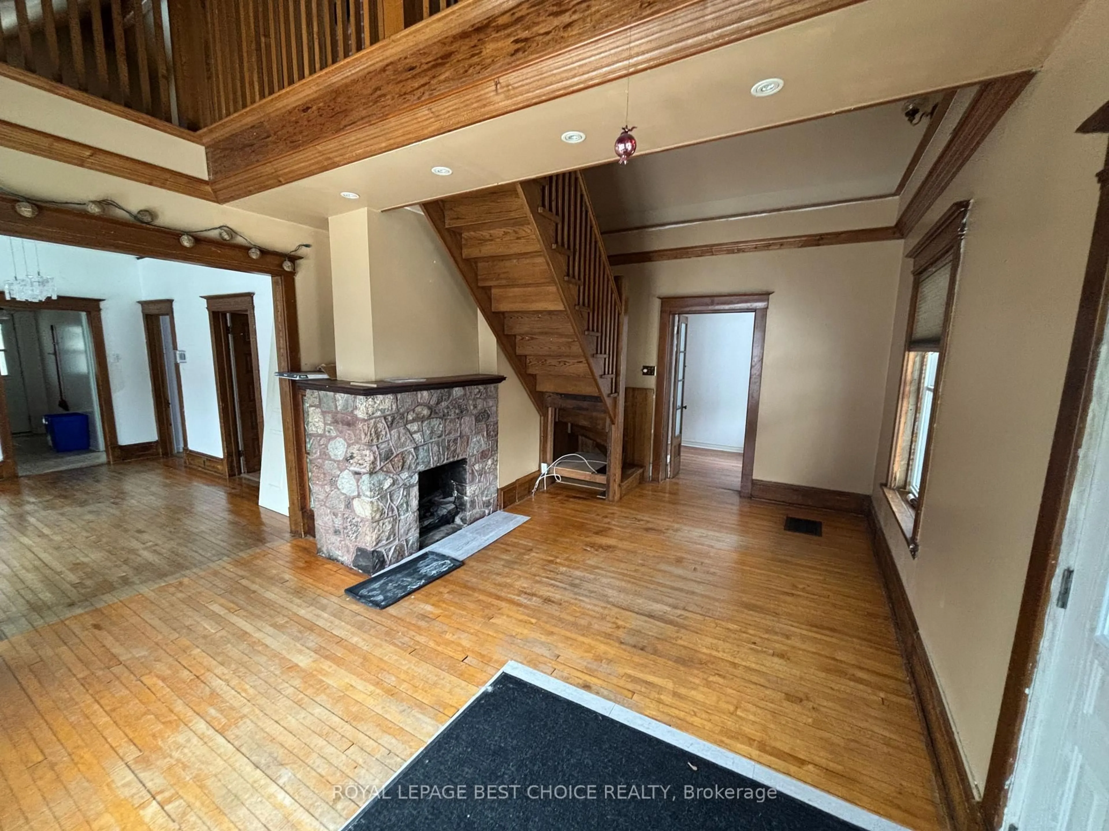 Indoor foyer for 575 Georgina Ave, Temiskaming Shores Ontario P0J 1K0