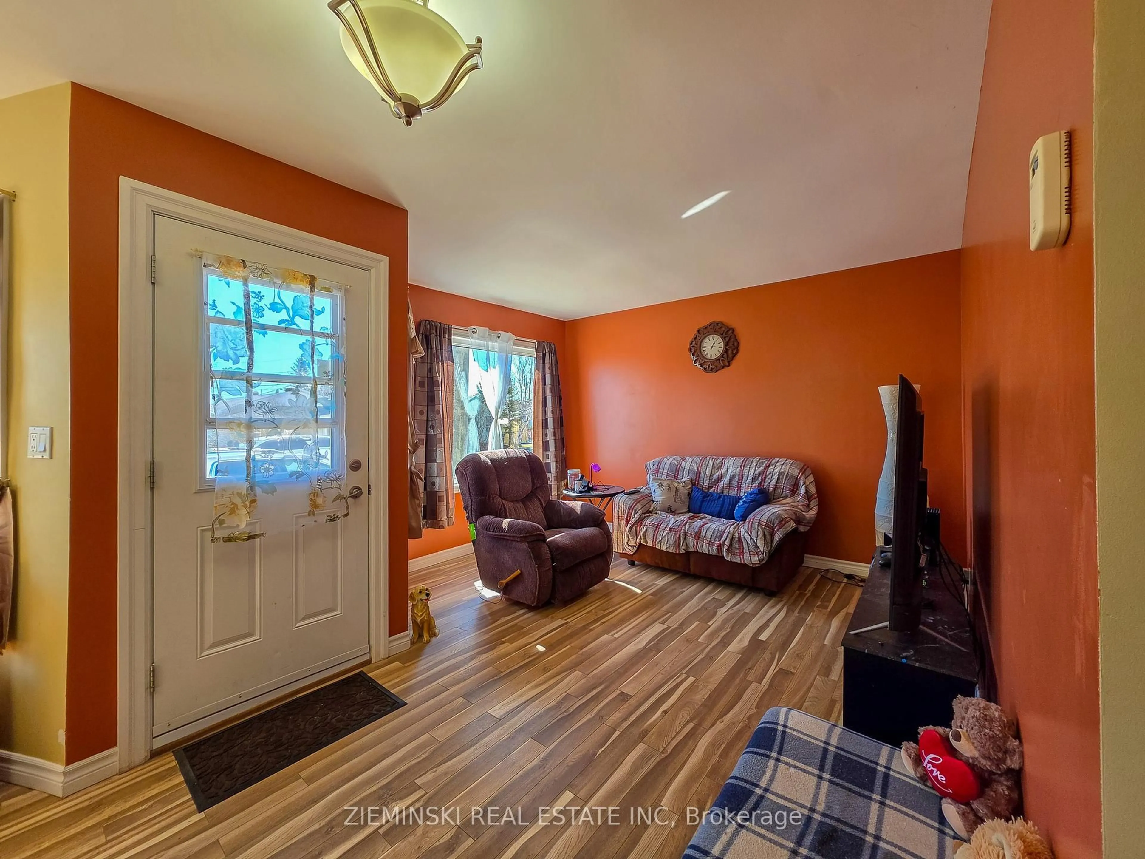 Indoor entryway for 657 Cedar Ave, Iroquois Falls Ontario P0K 1G0