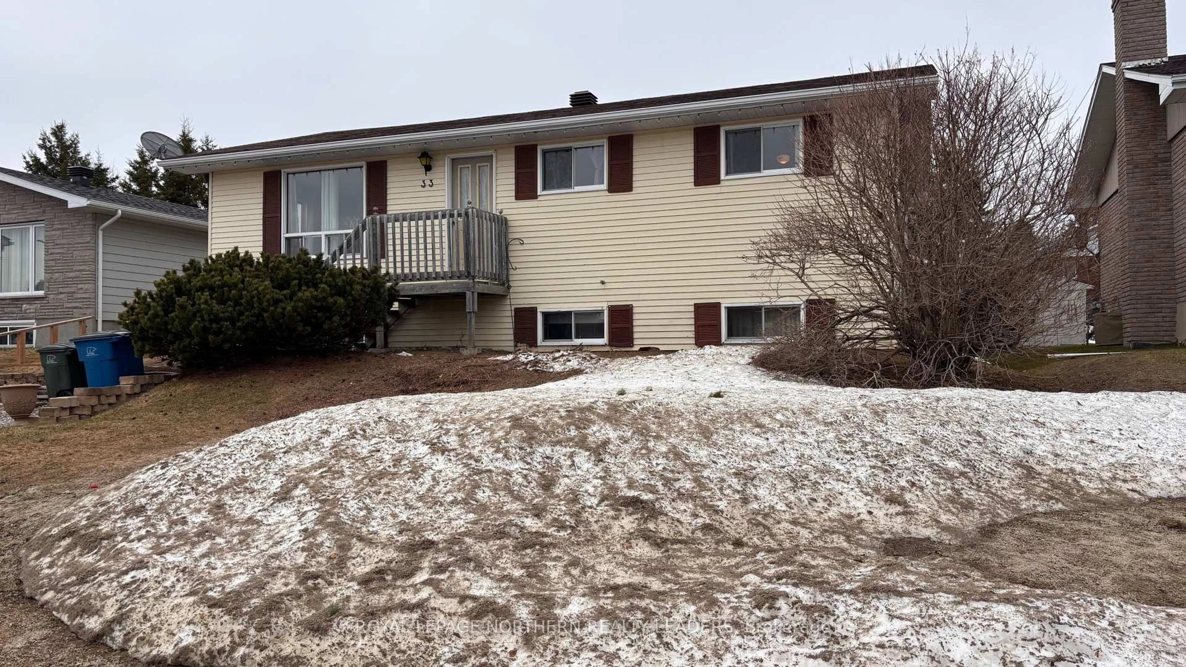 Home with vinyl exterior material, unknown for 33 Eighteenth Ave, Cochrane Ontario P0L 1C0