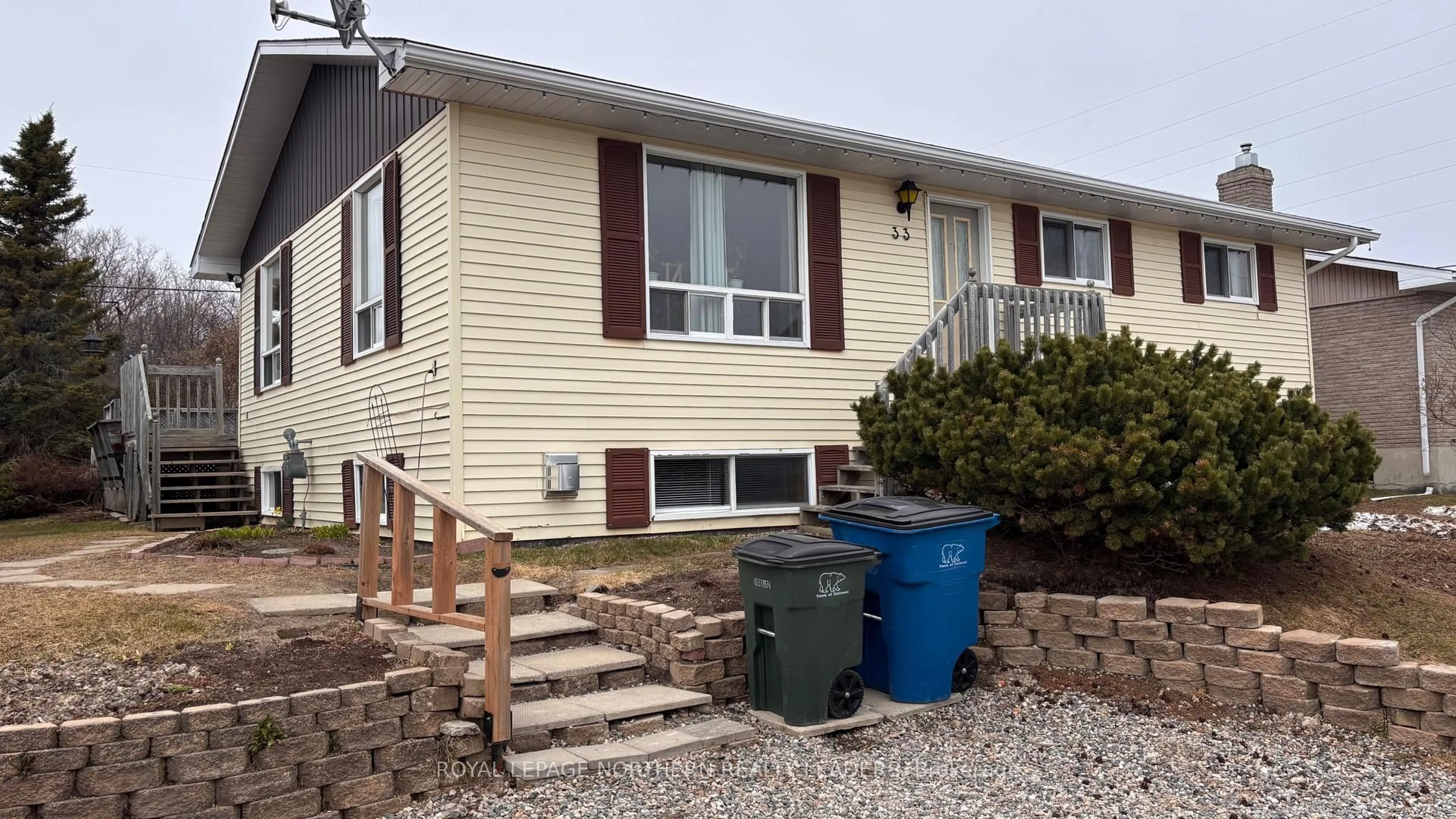 Home with vinyl exterior material, street for 33 Eighteenth Ave, Cochrane Ontario P0L 1C0