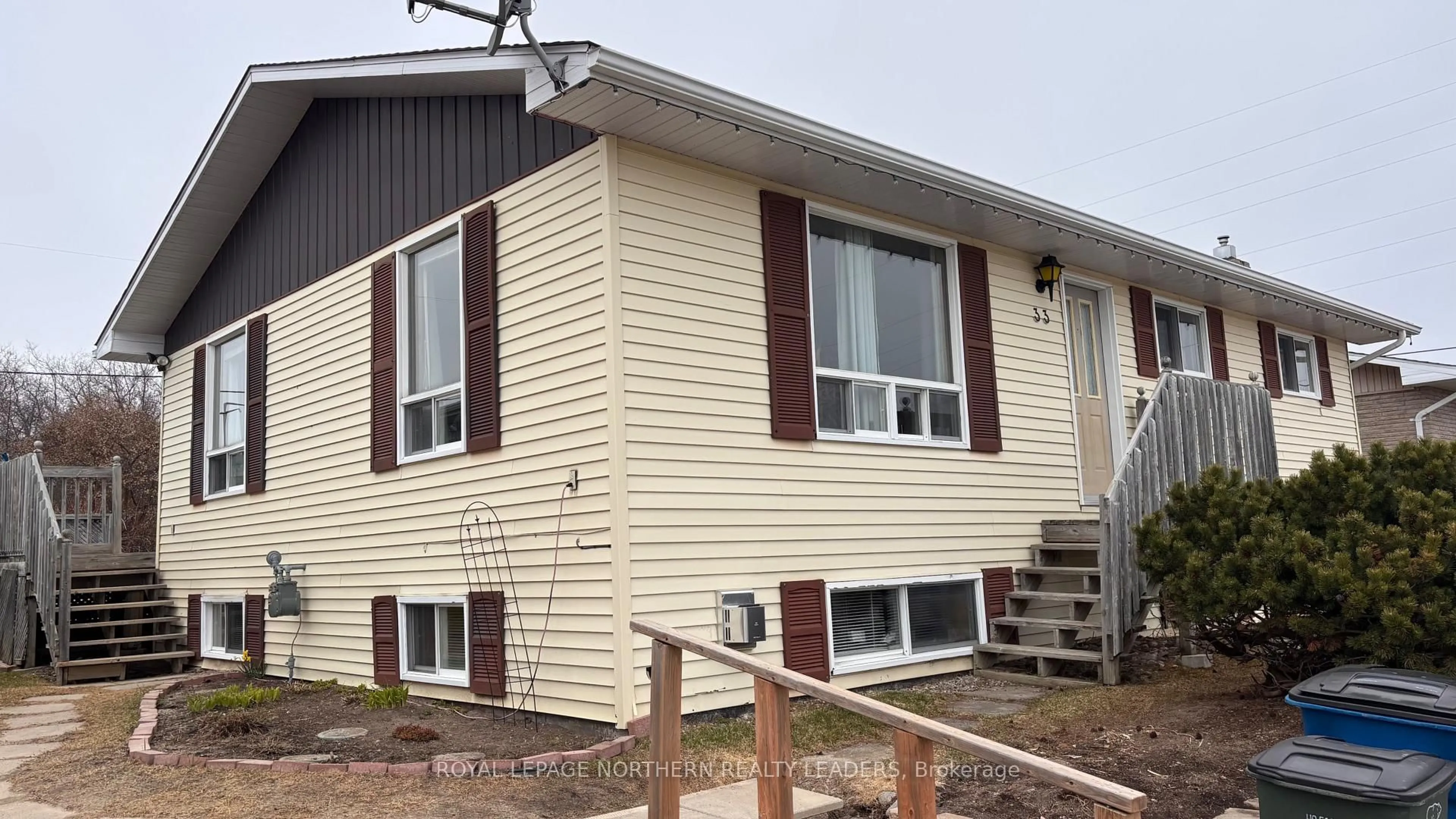 Home with vinyl exterior material, building for 33 Eighteenth Ave, Cochrane Ontario P0L 1C0