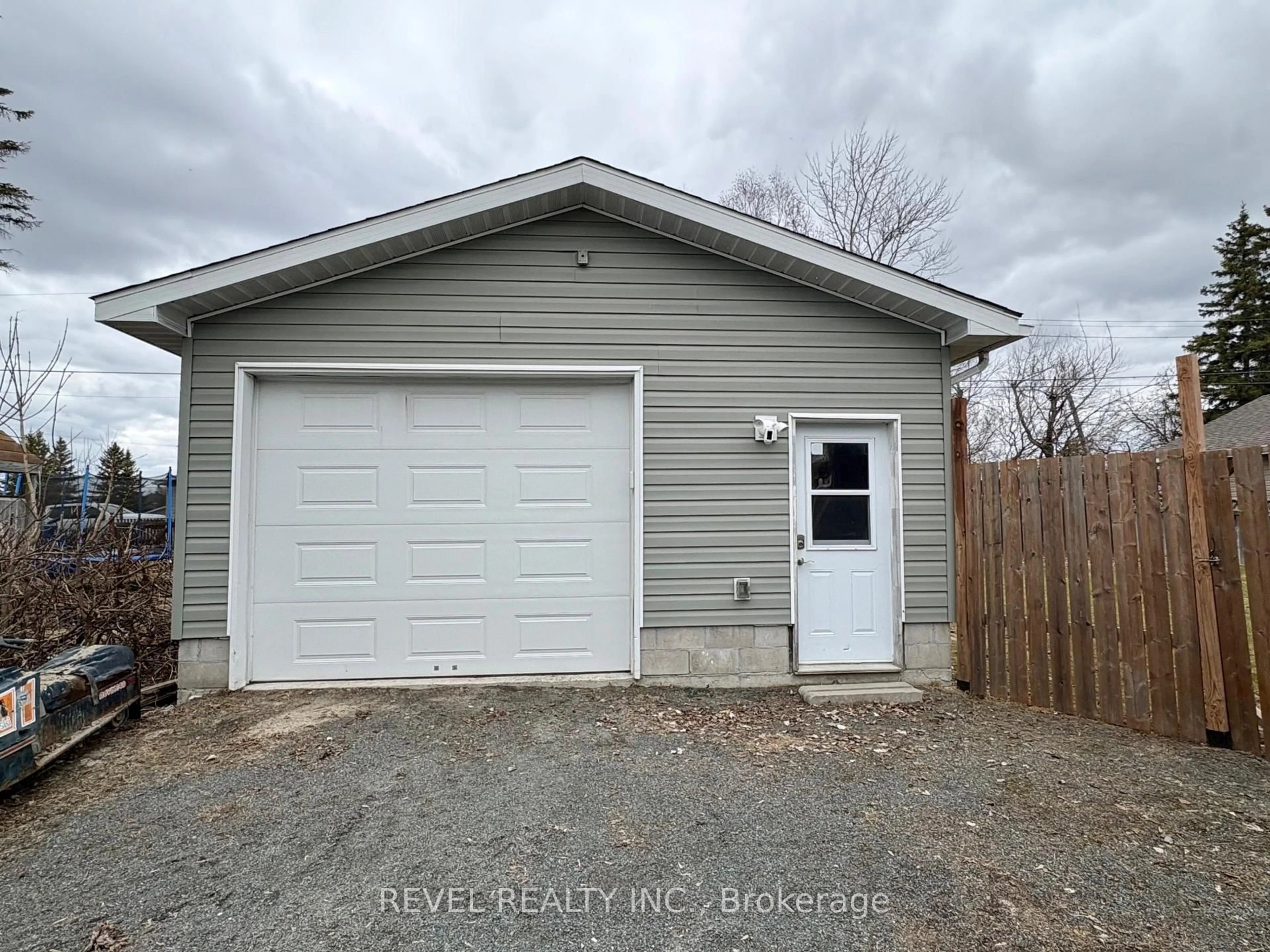 Indoor garage for 97 Fourteenth Ave, Cochrane Ontario P0L 1C0