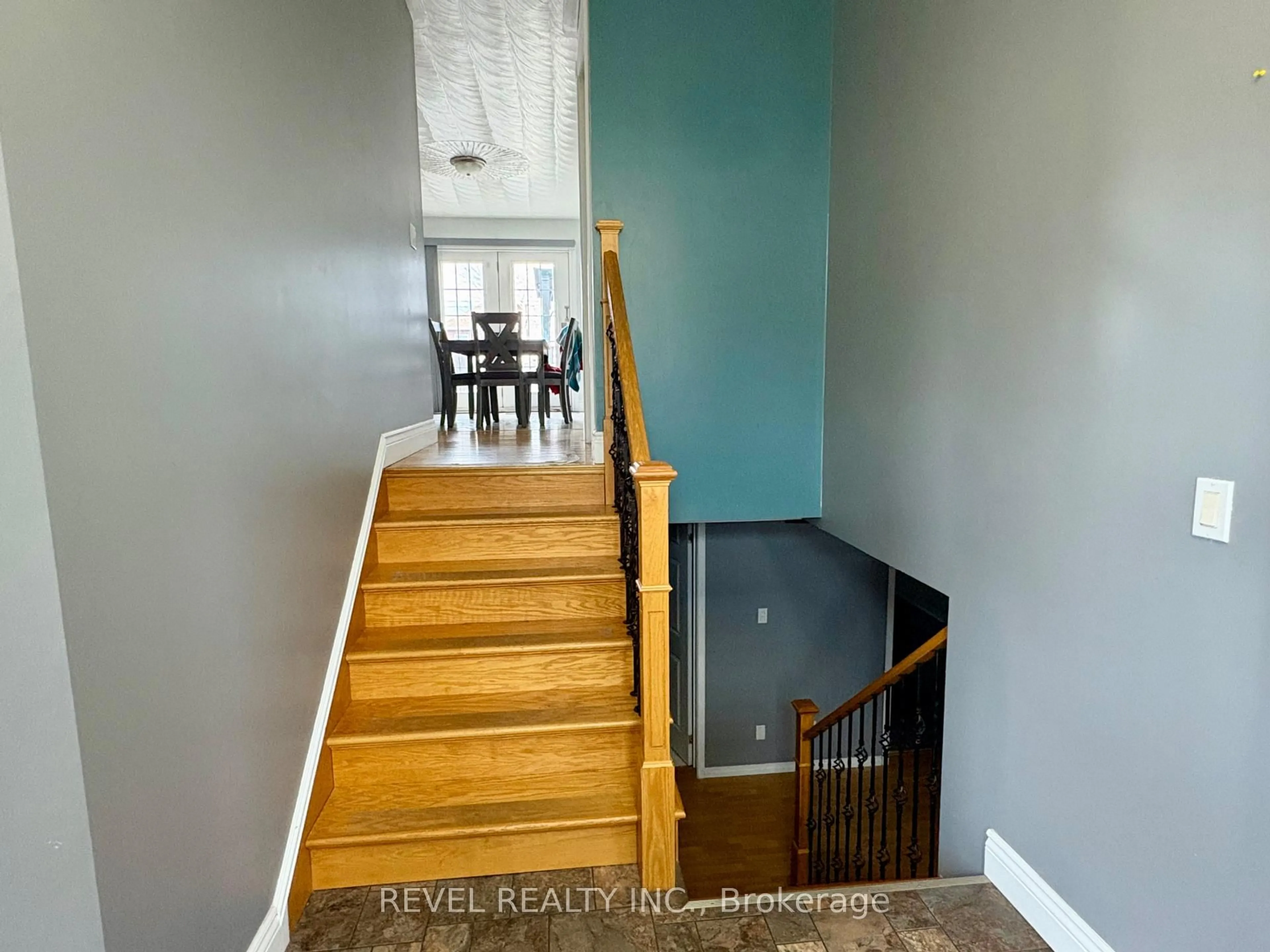 Stairs for 97 Fourteenth Ave, Cochrane Ontario P0L 1C0
