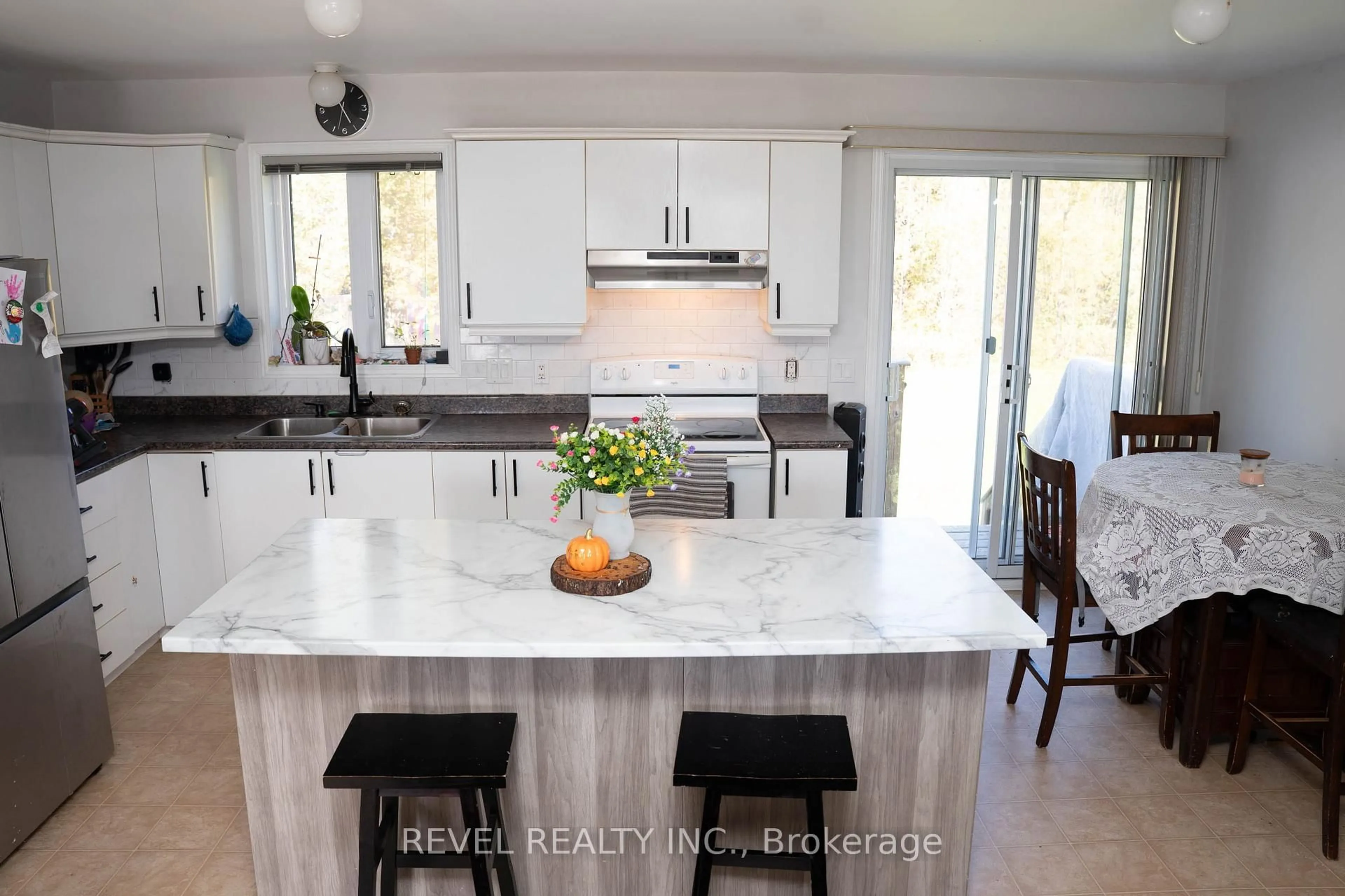Open concept kitchen, ceramic/tile floor for 11 Fifth St, Cochrane Ontario P0L 1C0