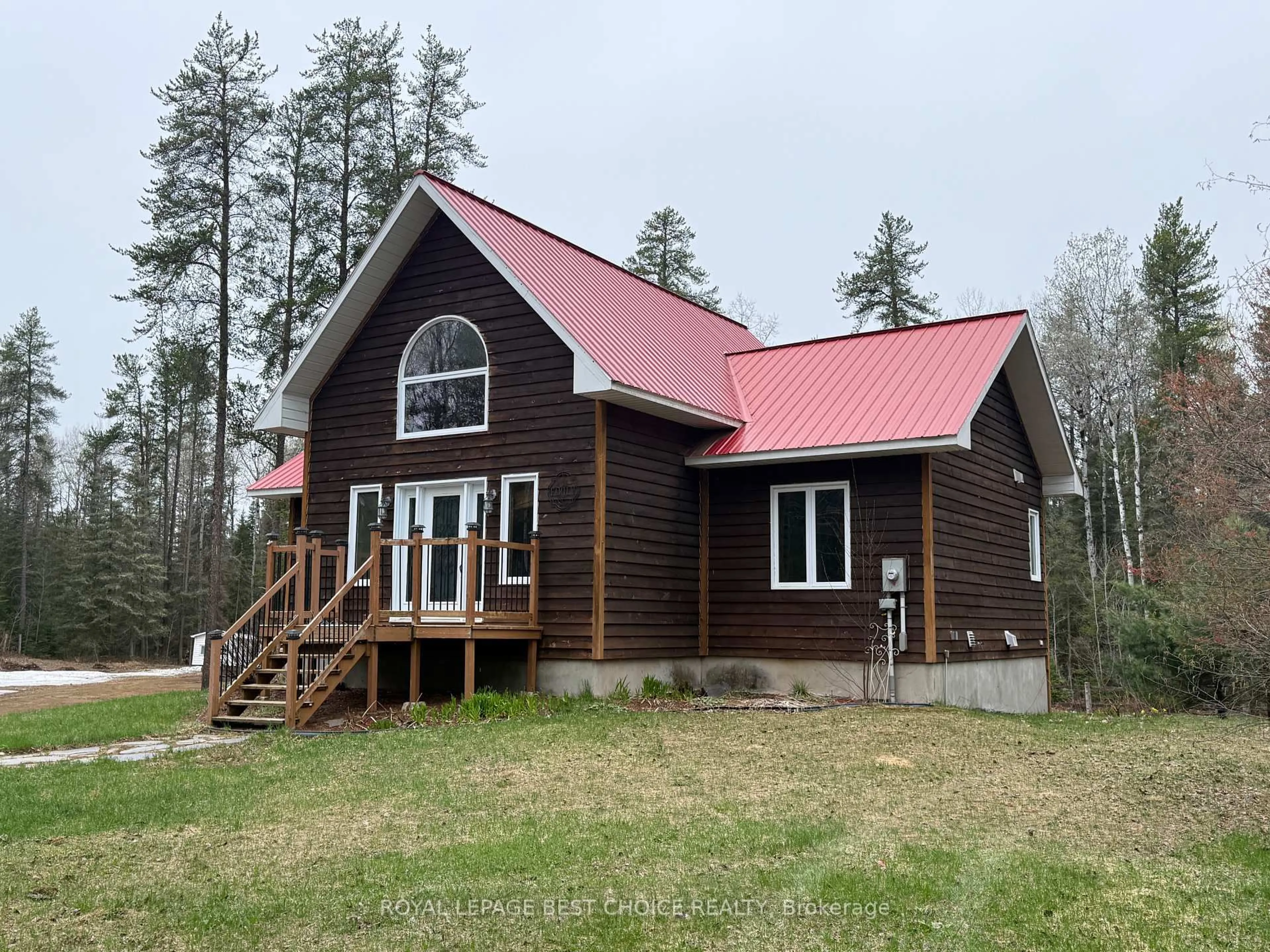 Home with vinyl exterior material, building for 917940 Portage Bay Rd, Timiskaming Ontario P0J 1C0
