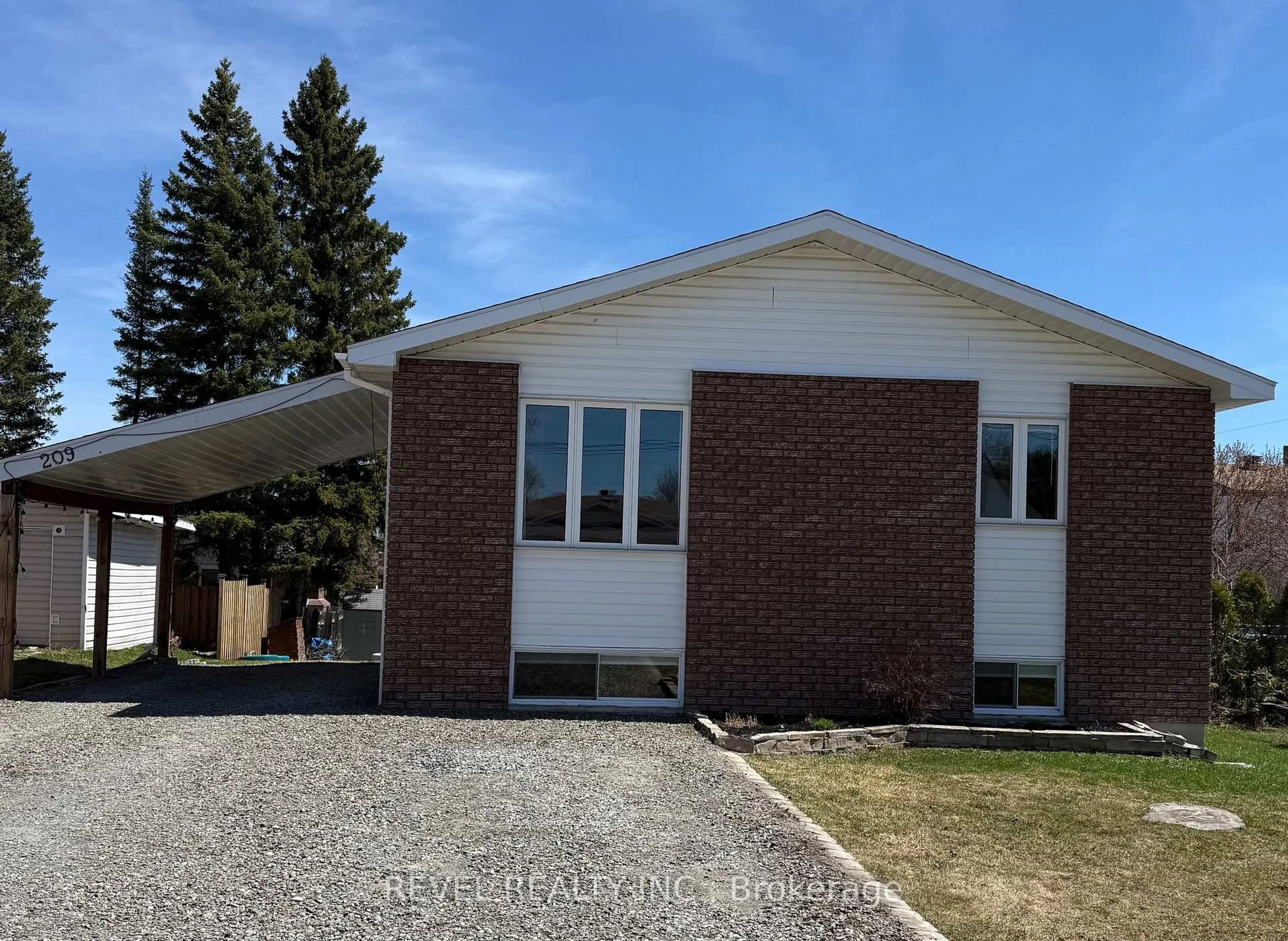 Home with vinyl exterior material, street for 209 Sutherland St, Timmins Ontario P0N 1C0