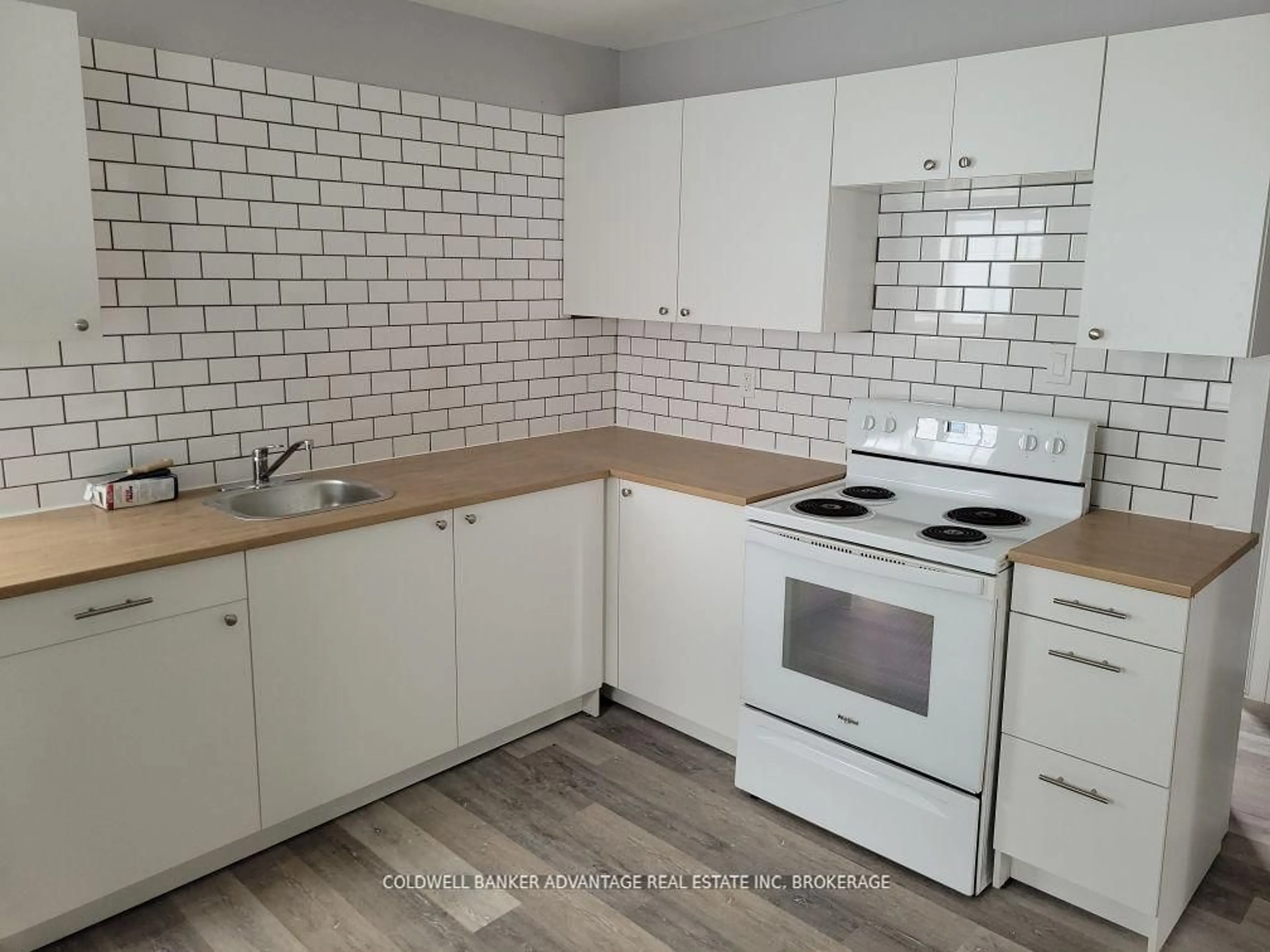 Standard kitchen, ceramic/tile floor for 33 Kirkpatrick St, Kirkland Lake Ontario P2N 2H1