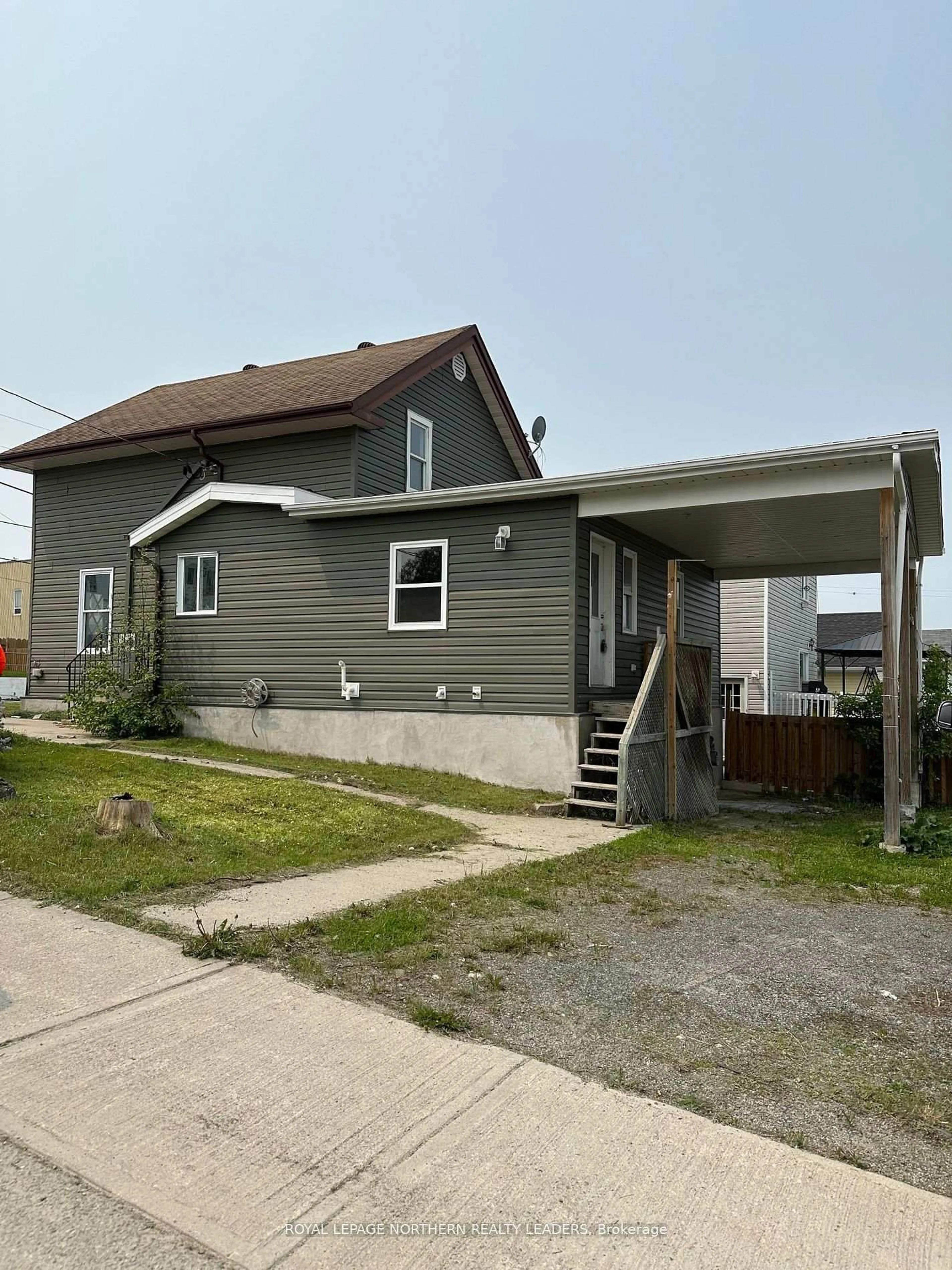 Home with vinyl exterior material, street for 142 Kent Ave, Timmins Ontario P4N 3C1