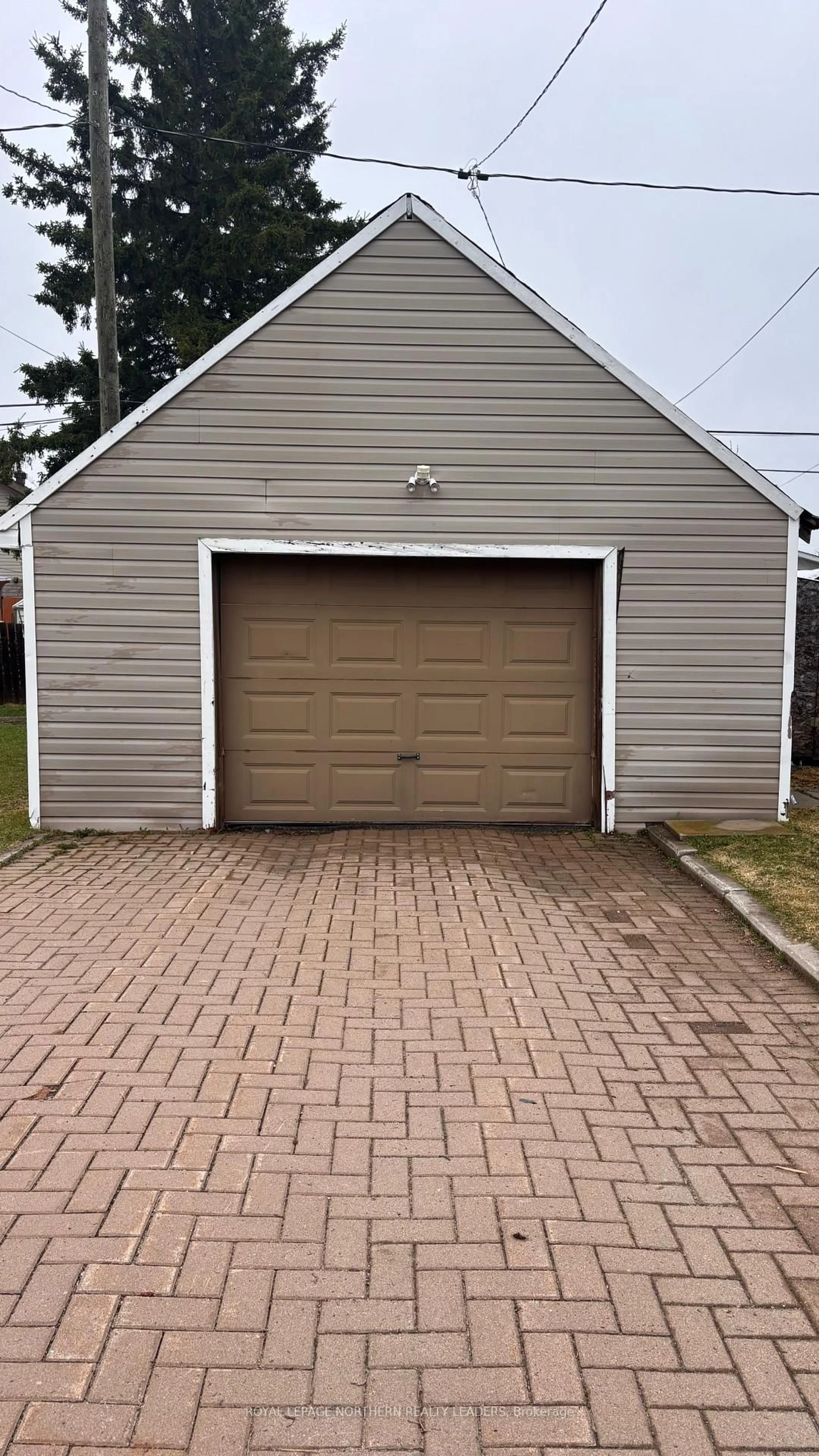 Indoor garage for 299 Third Ave, Cochrane Ontario P0L 1C0