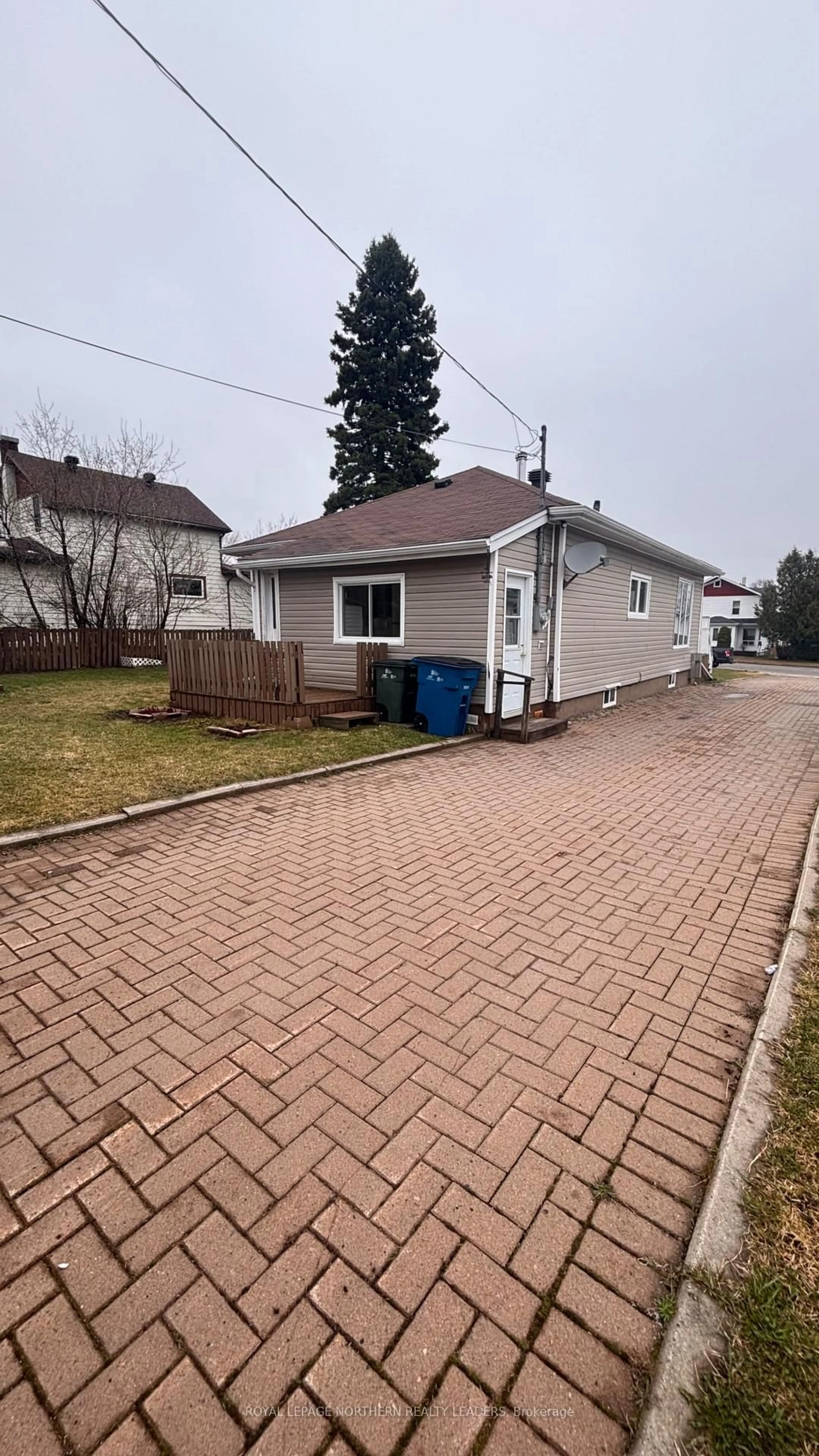 A pic from outside/outdoor area/front of a property/back of a property/a pic from drone, street for 299 Third Ave, Cochrane Ontario P0L 1C0