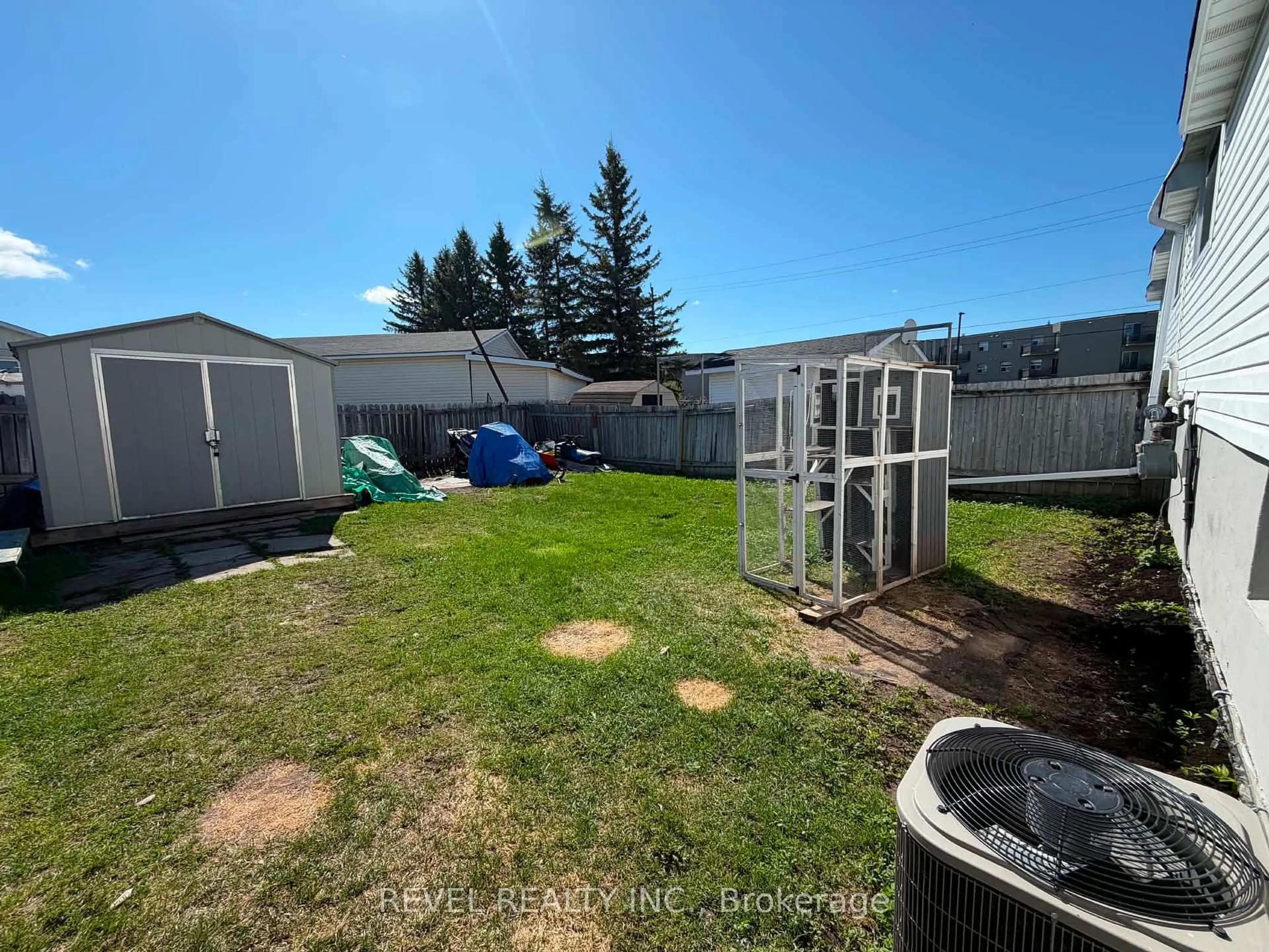 Shed for 894 Suzanne St, Timmins Ontario P4P 1A9