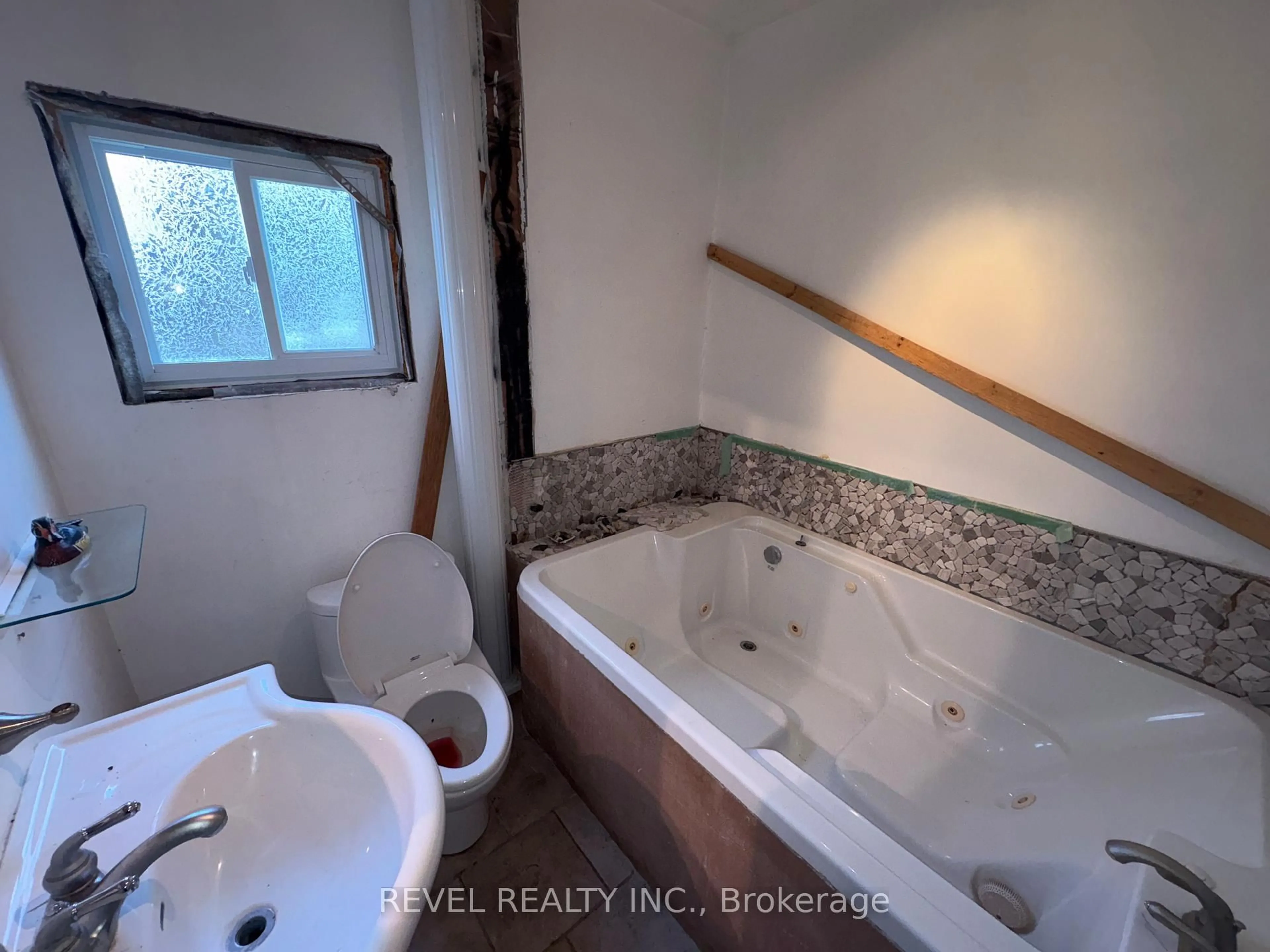 Standard bathroom, ceramic/tile floor for 555 Spruce St, Timmins Ontario P4N 2P1