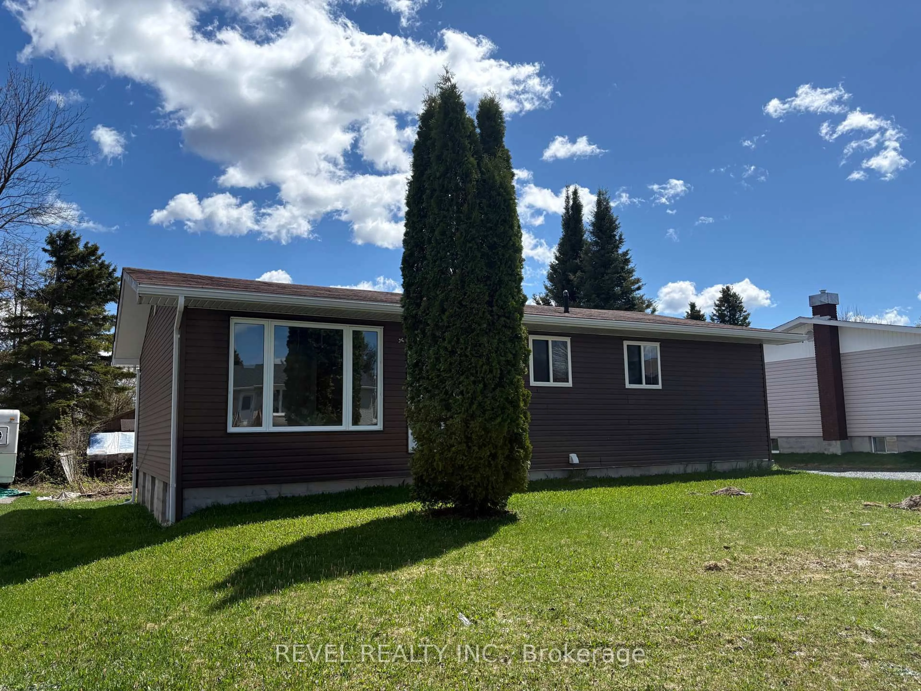 Home with vinyl exterior material, unknown for 300 Fifteenth Ave, Cochrane Ontario P0L 1C0