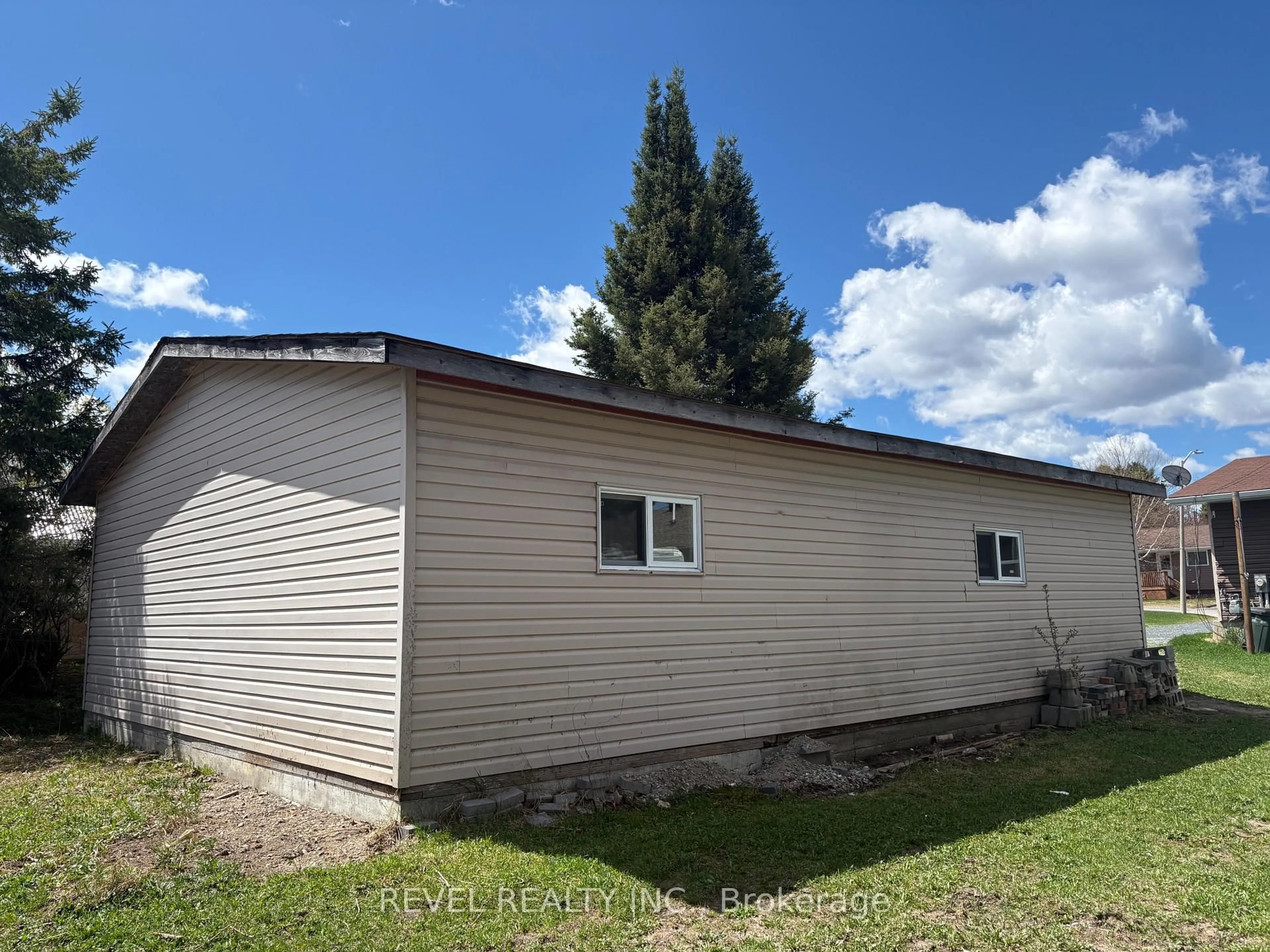 Unknown for 300 Fifteenth Ave, Cochrane Ontario P0L 1C0