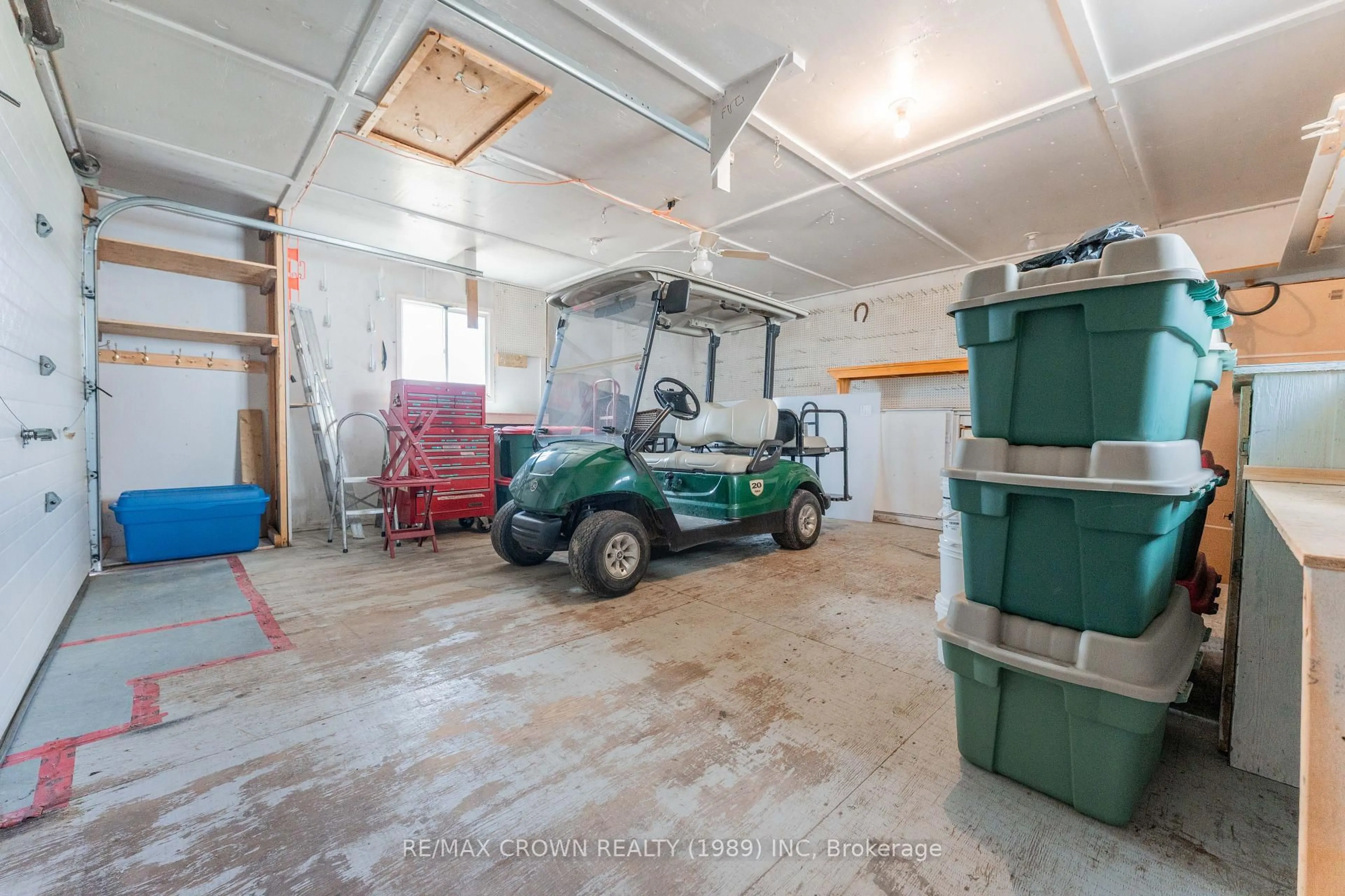 Indoor garage for 32 Frontenac Cres, Kapuskasing Ontario P5N 2H8