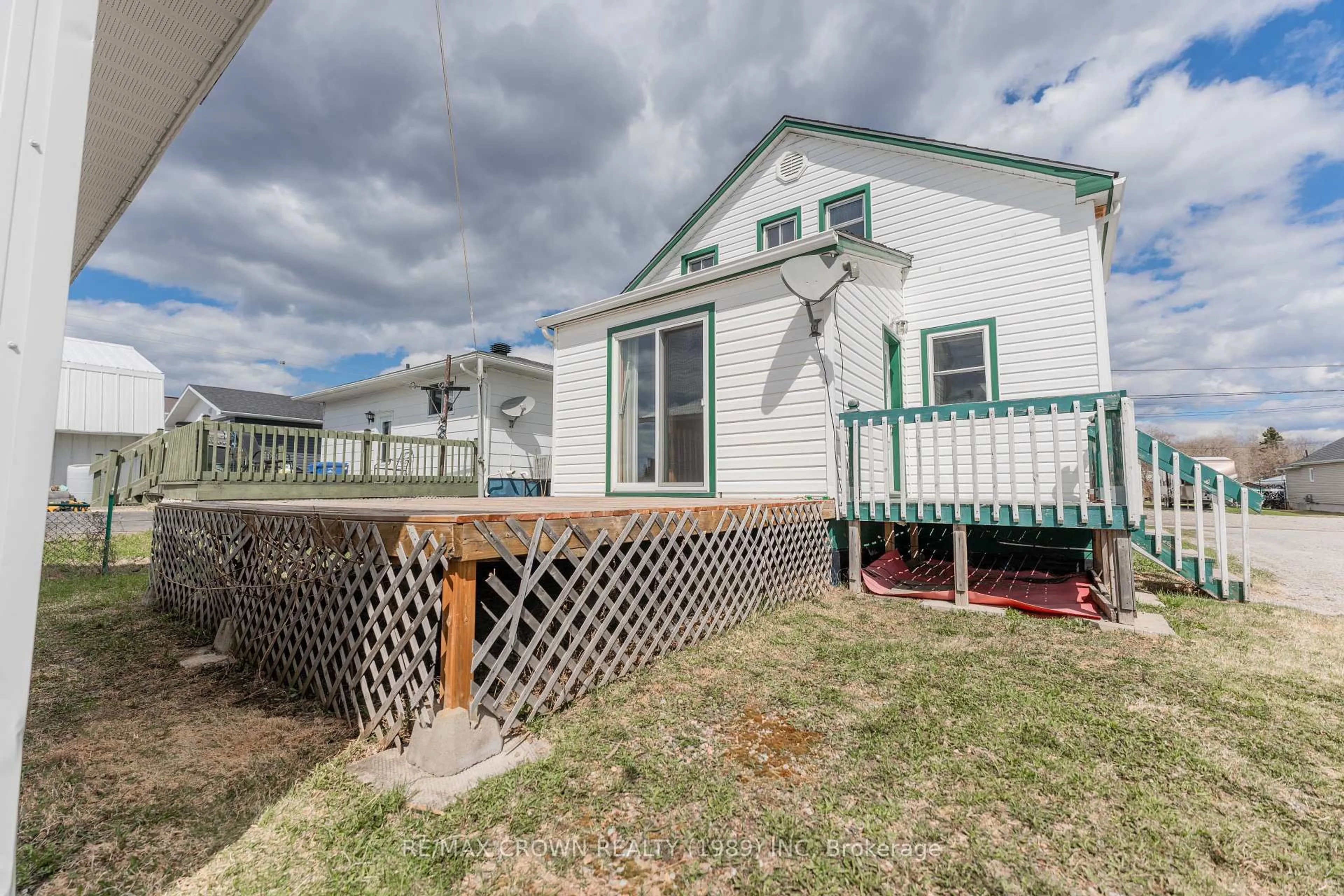 Unknown for 32 Frontenac Cres, Kapuskasing Ontario P5N 2H8