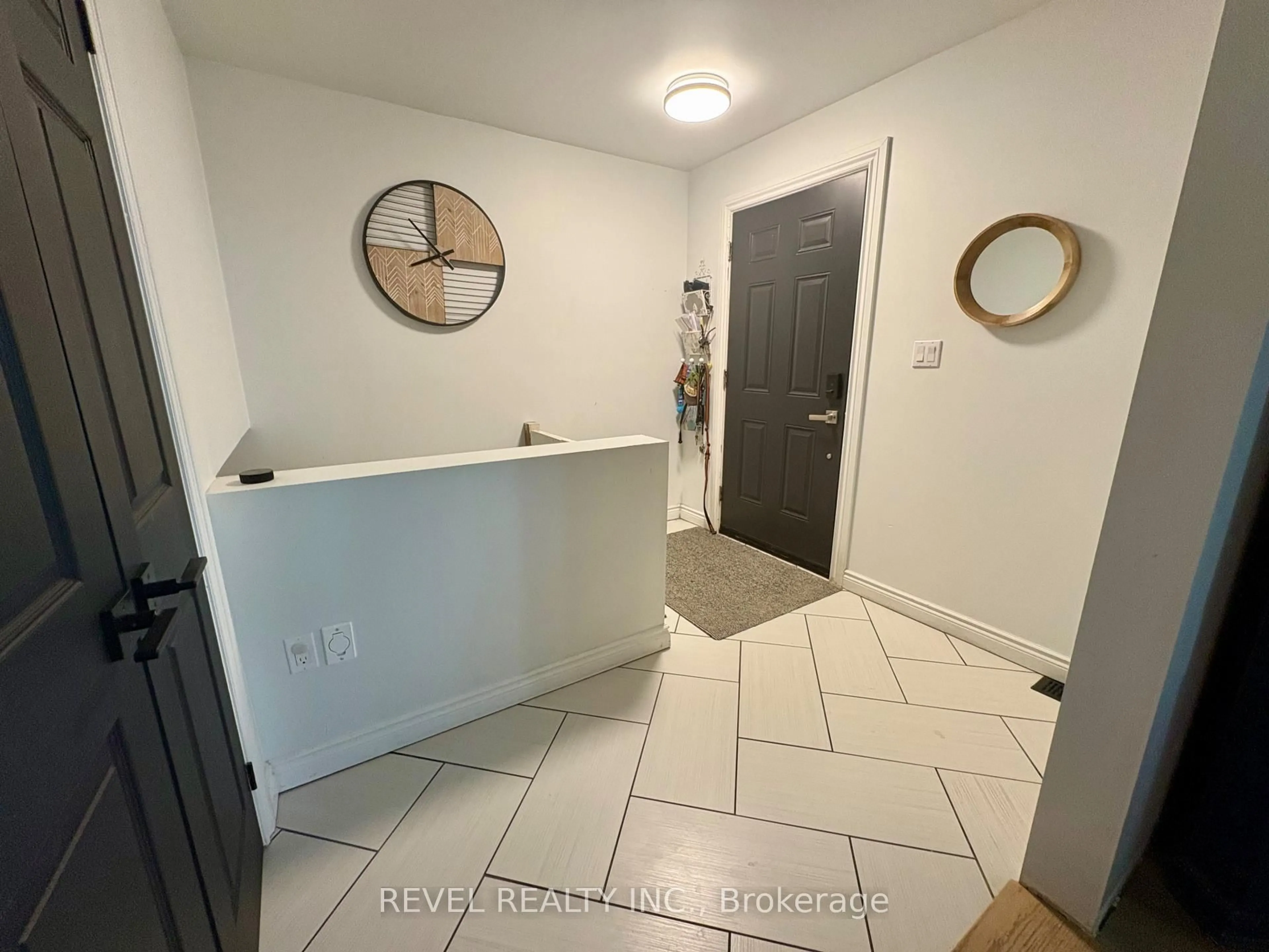 Indoor entryway for 9 Cree Rd, Cochrane Ontario P0L 1C0