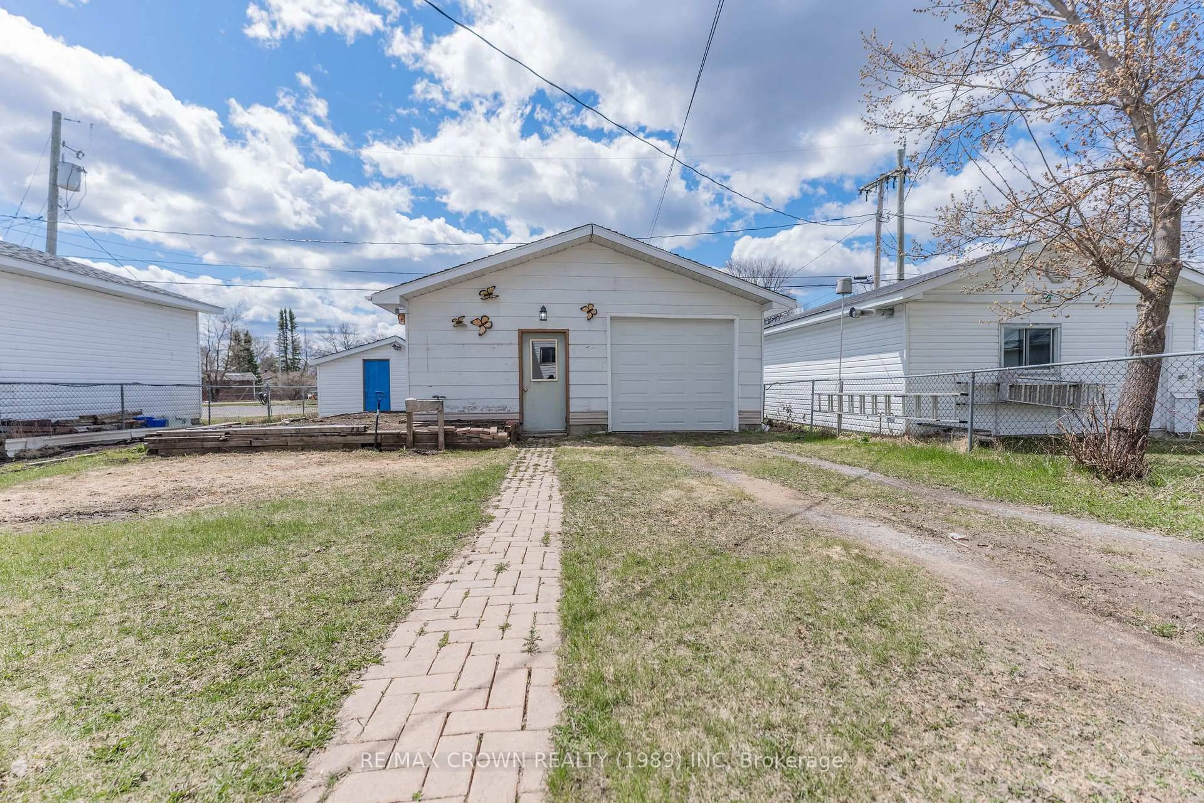 Shed for 35 Bowman Ave, Kapuskasing Ontario P5N 1M9