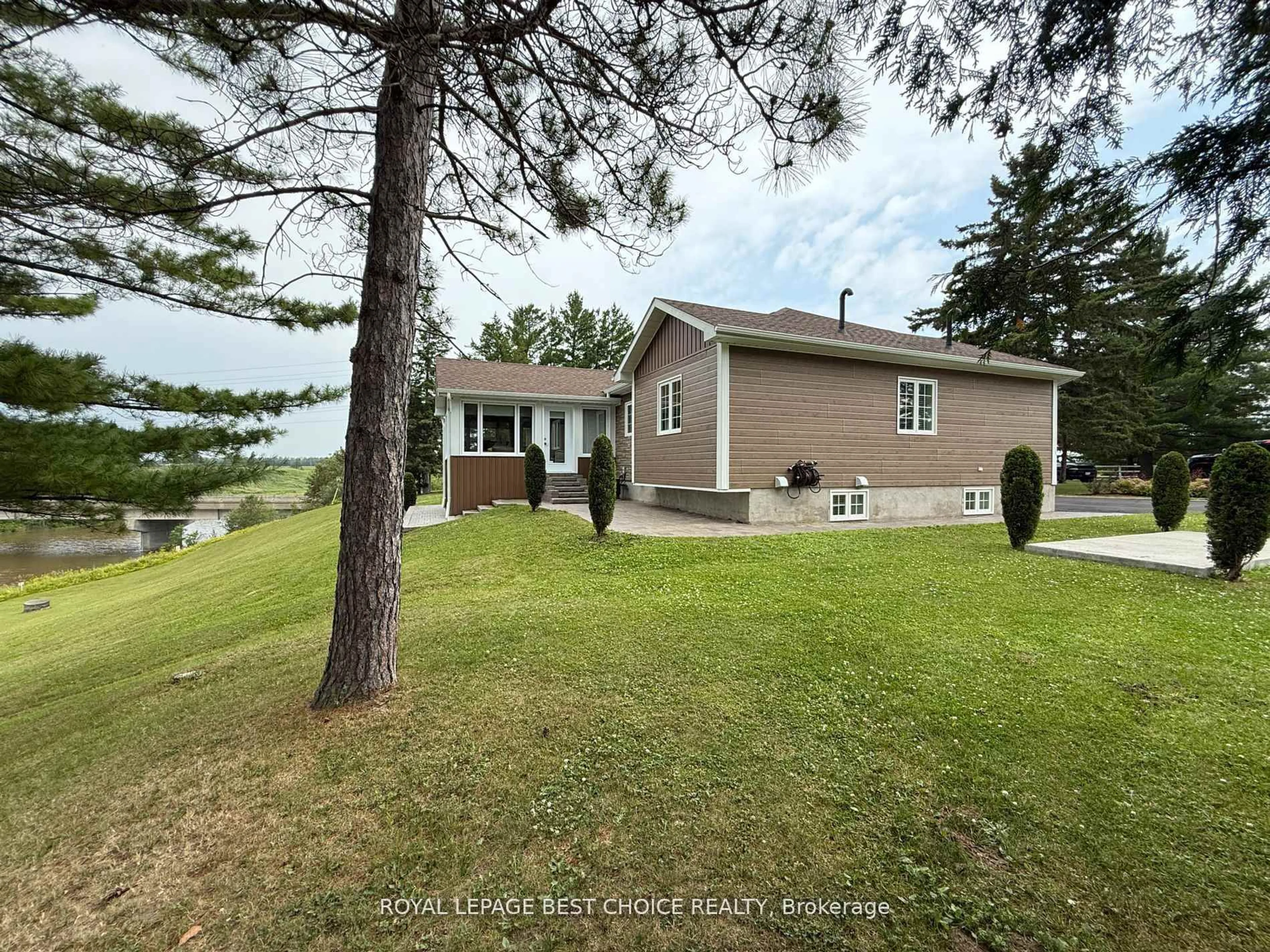 A pic from outside/outdoor area/front of a property/back of a property/a pic from drone, water/lake/river/ocean view for 804164 Golf Course Rd, Temiskaming Shores Ontario P0J 1P0