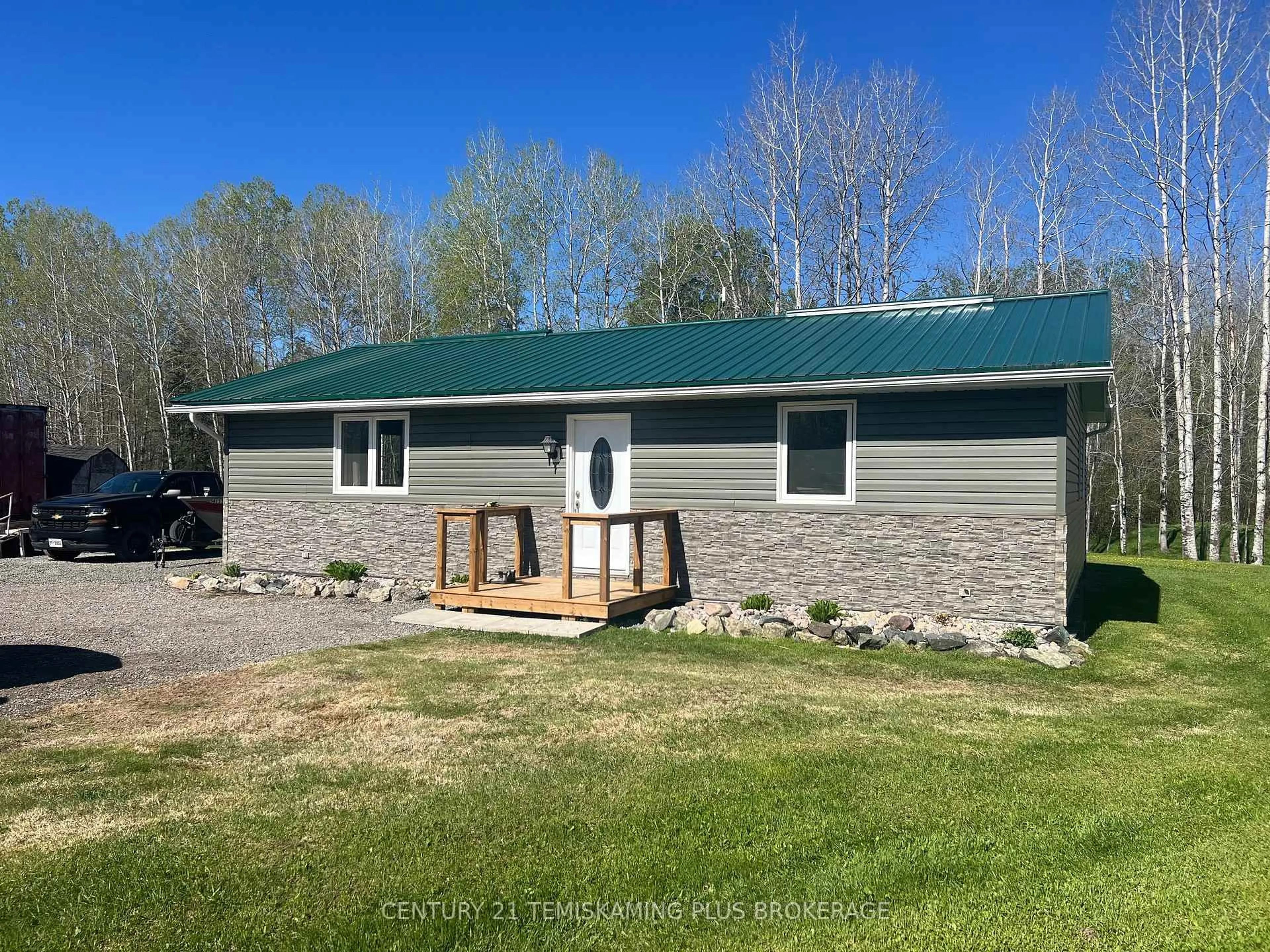 Home with vinyl exterior material, unknown for 533142 River Rd, Englehart Ontario P0J 1H0