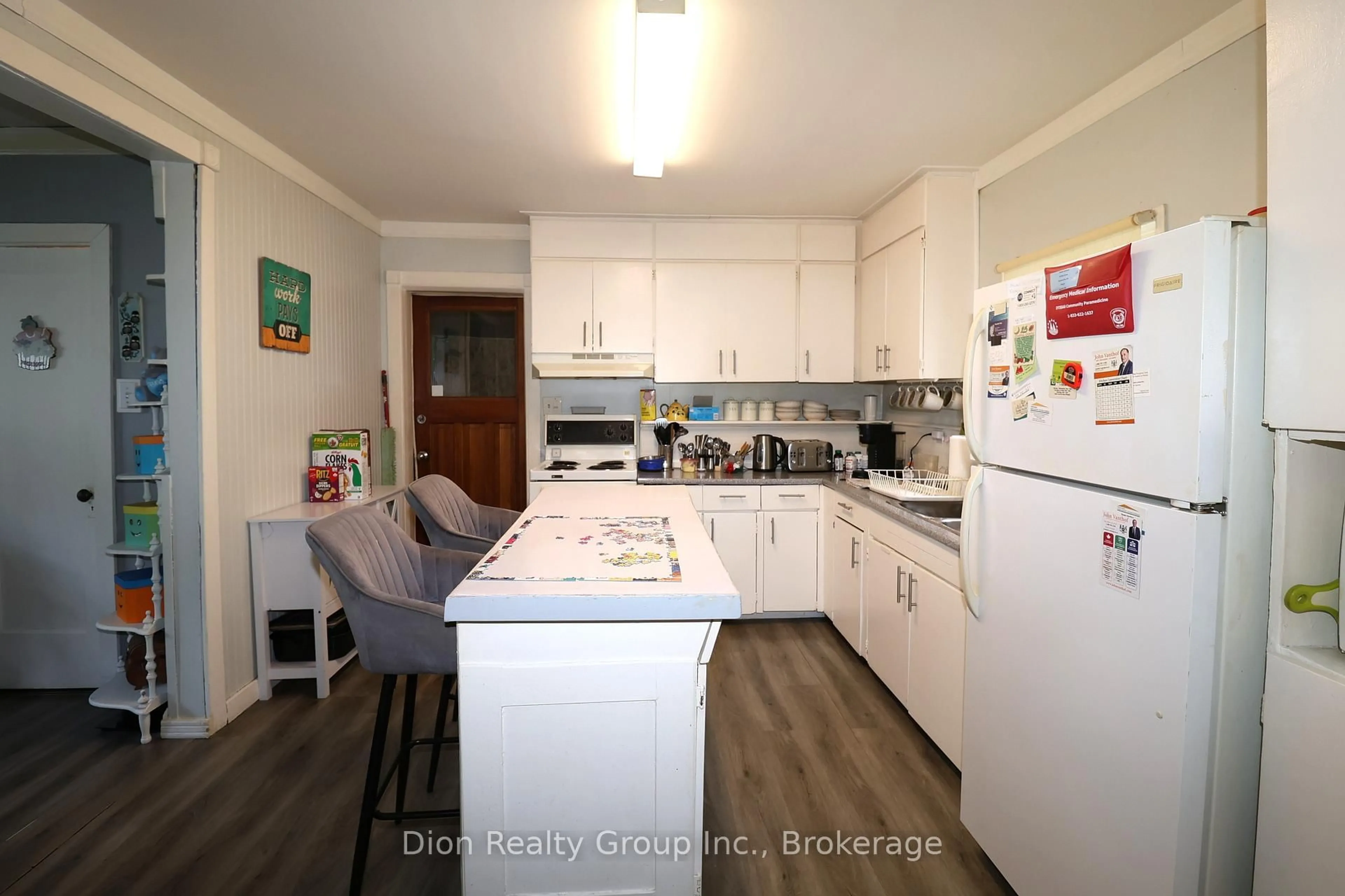 Standard kitchen, unknown for 99 Main St, Kirkland Lake Ontario P2N 3E9