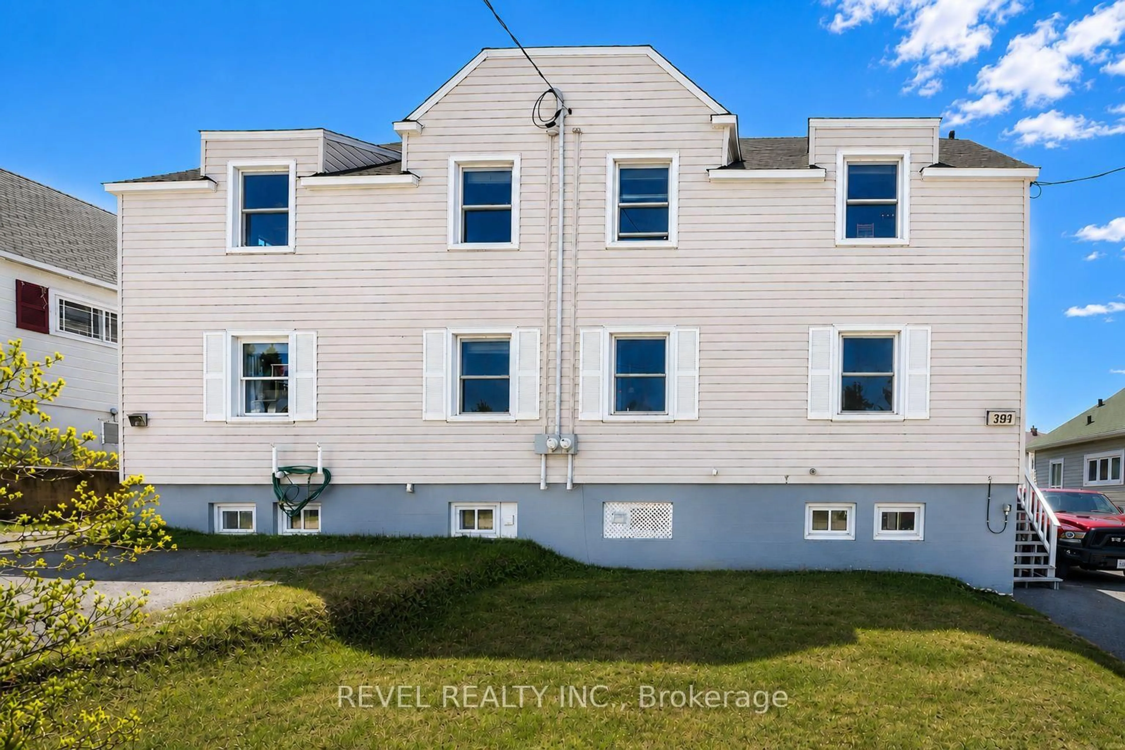 A pic from outside/outdoor area/front of a property/back of a property/a pic from drone, building for 391 - 399 Murdock Ave, Timmins Ontario P4N 5T9