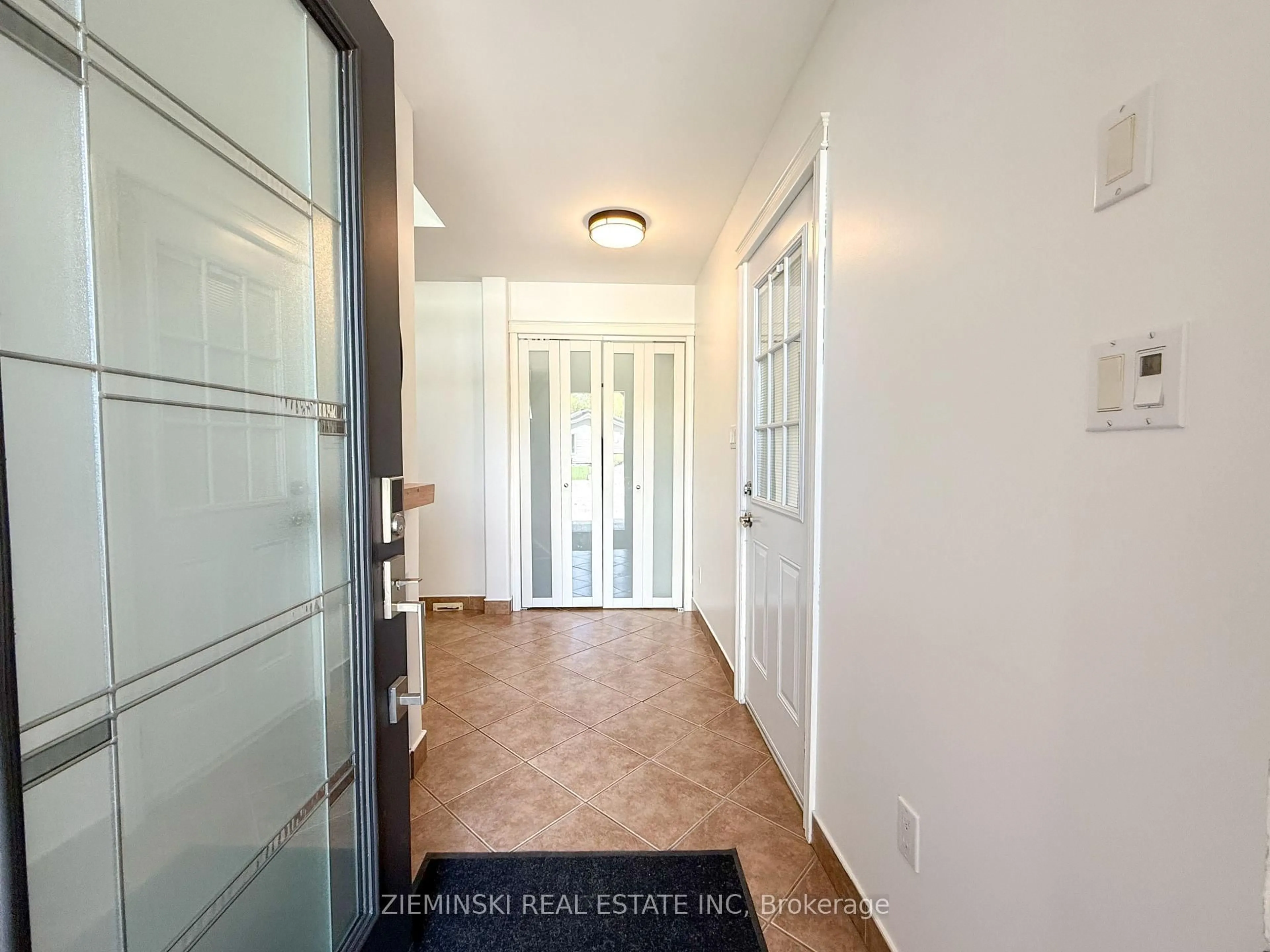 Indoor entryway for 1179 Park Ave, Timmins Ontario P4R 1M3