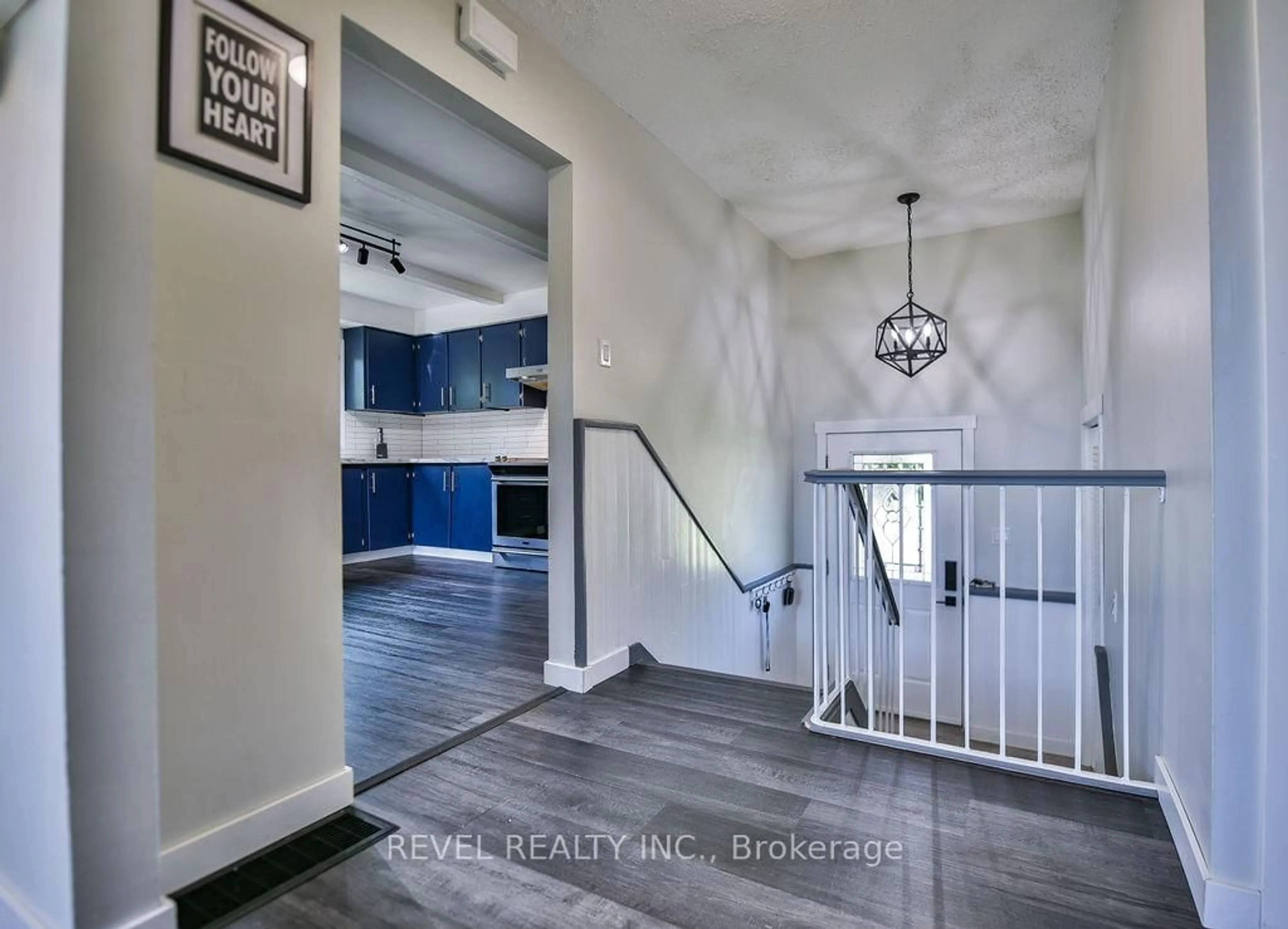 Indoor entryway for 178 Eric Cres, Timmins Ontario P0N 1K0