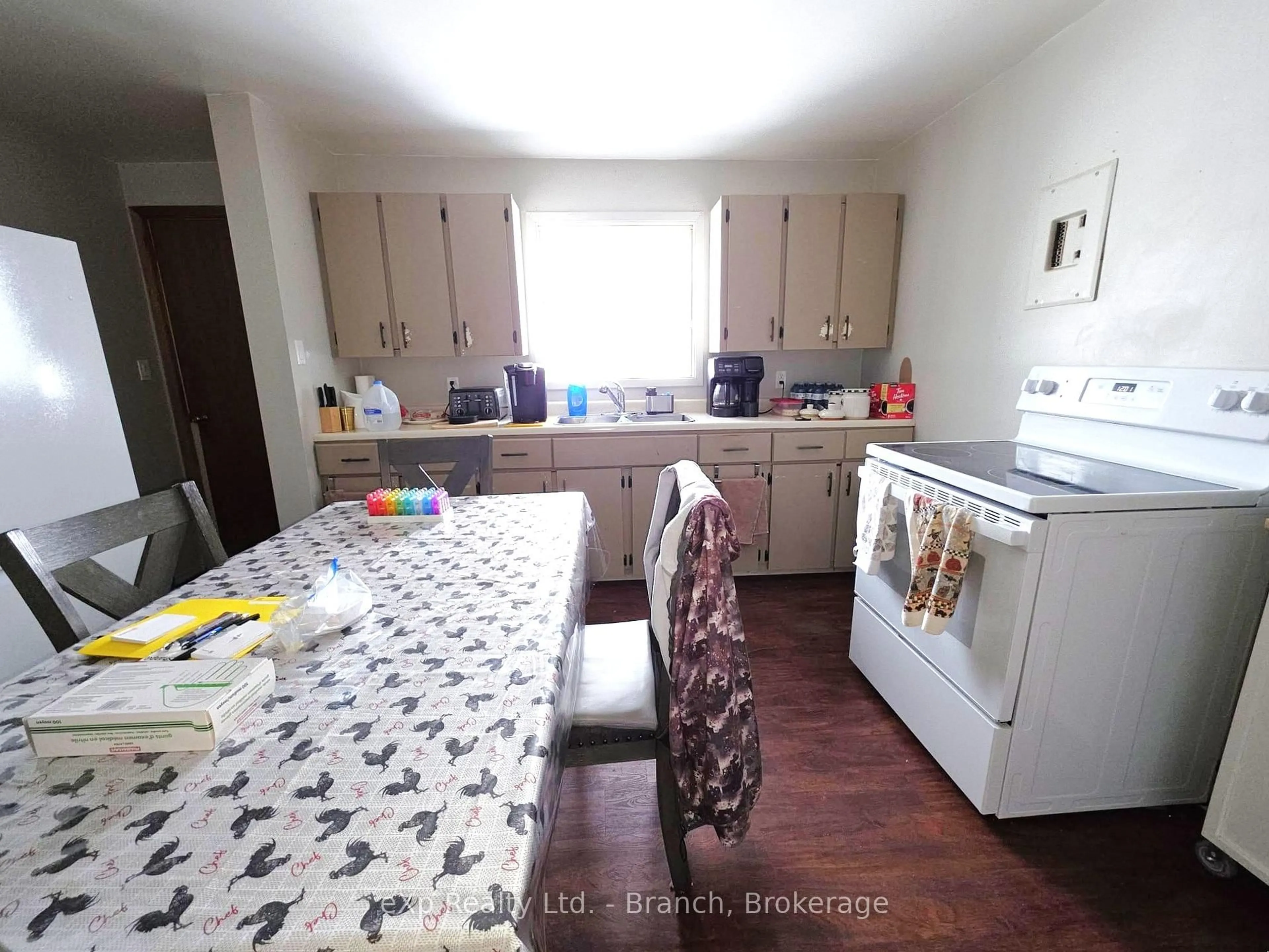 Standard kitchen, wood/laminate floor for 31 Woods St, Kirkland Lake Ontario P2N 3B7