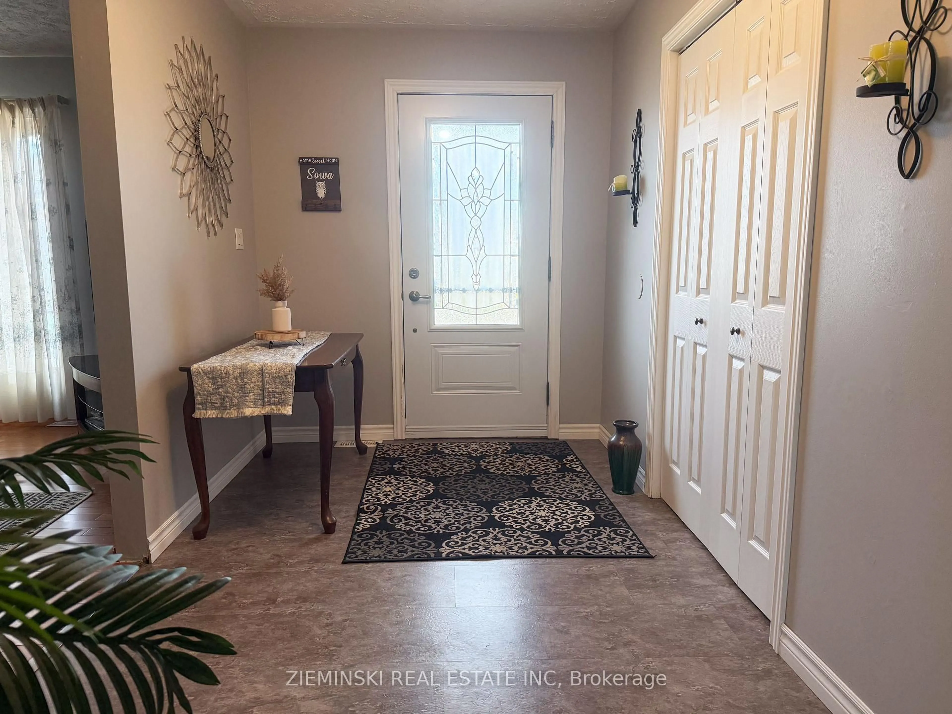 Indoor entryway for 403 Scott St, Iroquois Falls Ontario P0K 1G0